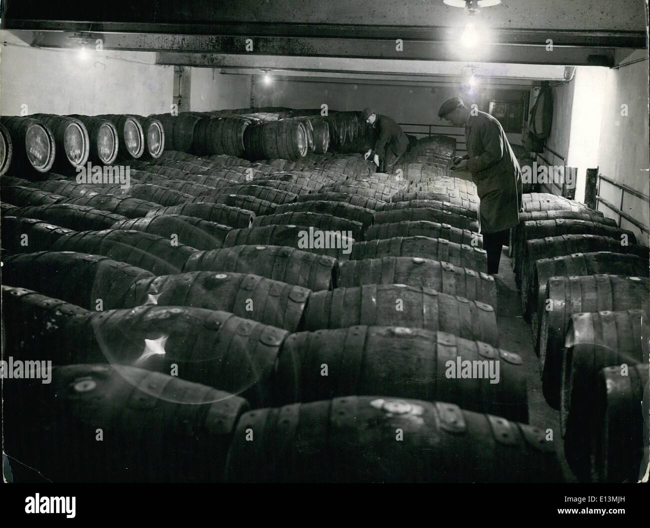 Marzo 02, 2012 - Gobierno de barriles de cerveza, cada uno conteniendo 36 galones, siendo comprobado por George Brown y ayudante en el Gobierno cervecería en Carlisle. Foto de stock