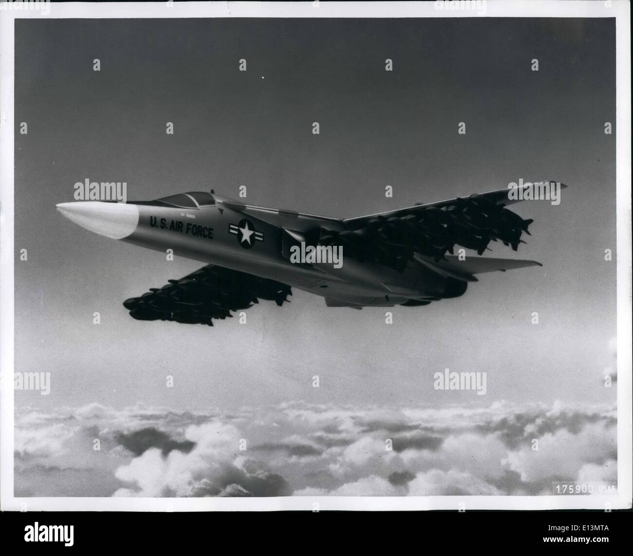 Marzo 22, 2012 - Esto ilustra cómo un Comando Aéreo Estratégico de la USAF bombardero FB-111 podrá transportar 50 bombas convencionales, con un peso de 750 libras cada uno. Cuarenta y ocho de las bombas pueden ser montadas bajo las alas y dos más realizadas internamente. Foto de stock