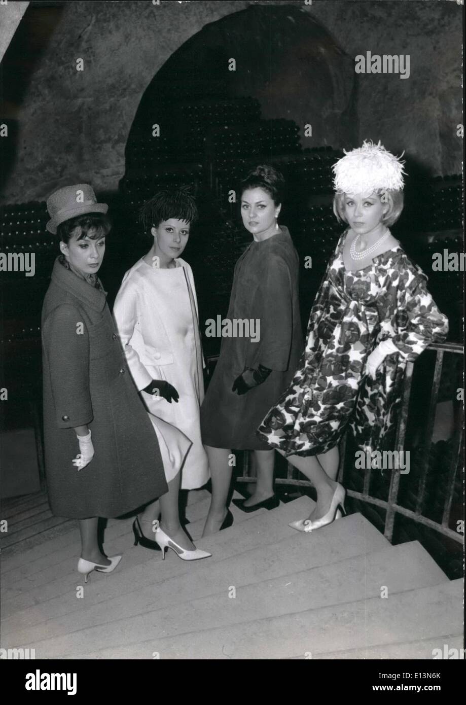 Marzo 22, 2012 - Gran ''Couturier en Paris presenta su lista para usar la moda para primavera verano 1963: un cuarteto de la gran ''Couturier'' en París. Jean Desses, Jacques Heim, Lanvin Castillo y Guy Laroche han presentado en un champagne bodega algunas de sus creaciones lista para usar. La foto muestra cuatro modelos de fo listo para ponerse de moda para las próximas temporadas en una bodega de champagne en Reims. Foto de stock