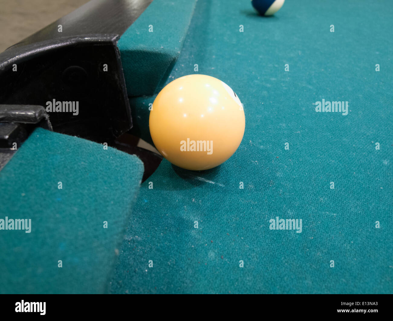 Bola amarilla en el borde del agujero en la mesa de billar Fotografía de  stock - Alamy