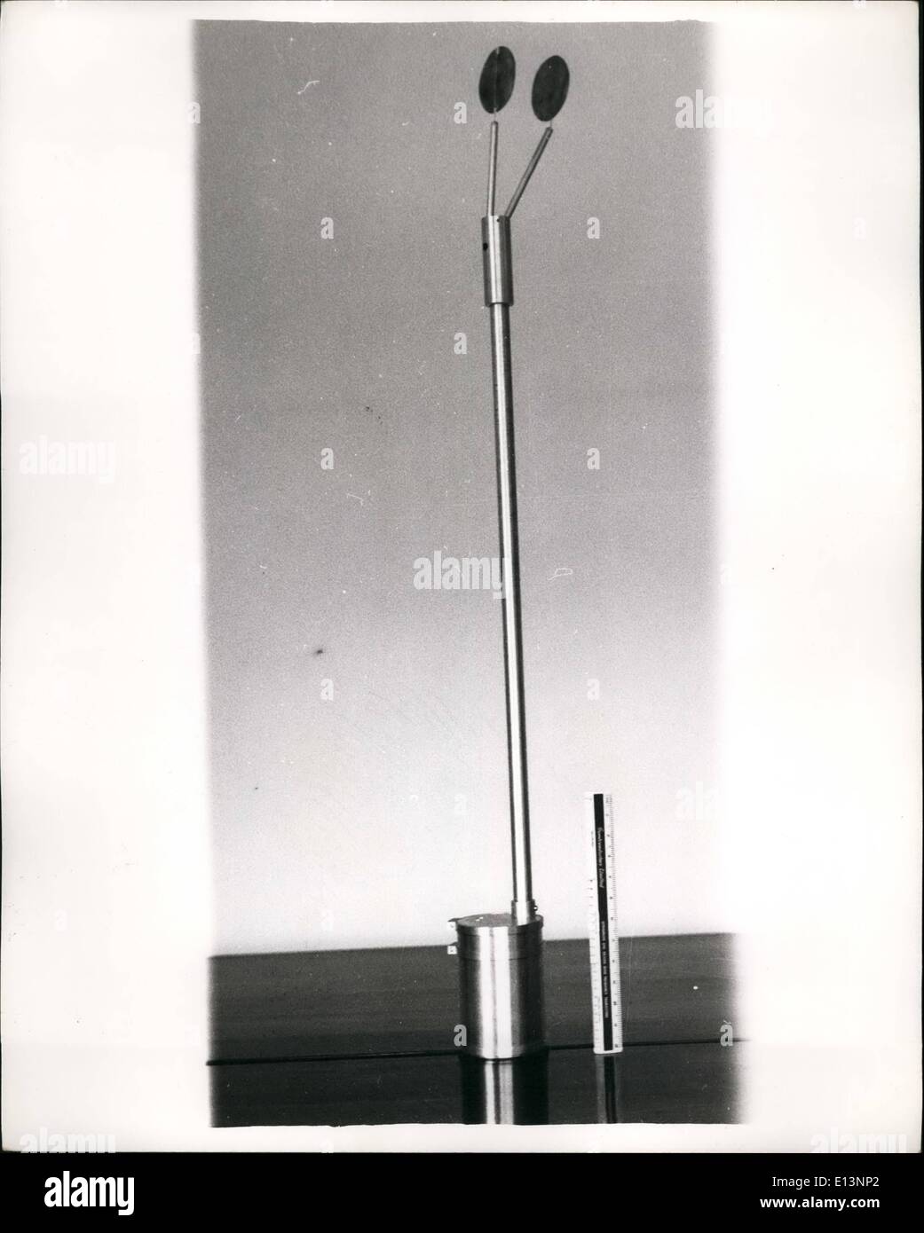 Marzo 22, 2012 - Instrumentos para el primer británico satélite lanzado por  el cohete Scout estadounidense: Aparato de electrones preparados en el  Departamento de Física de la Universidad Birlinghum. por el Profesor