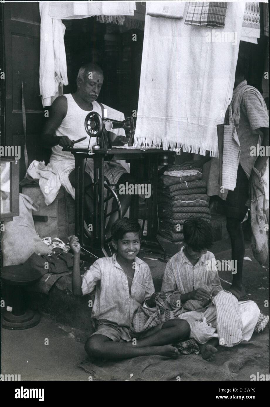 Marzo 27, 2012 - Indian boys en Mysore hemming prendas bajo el ojo de su maestro, quien está ocupado de sí mismo con la máquina de coser. Foto de stock