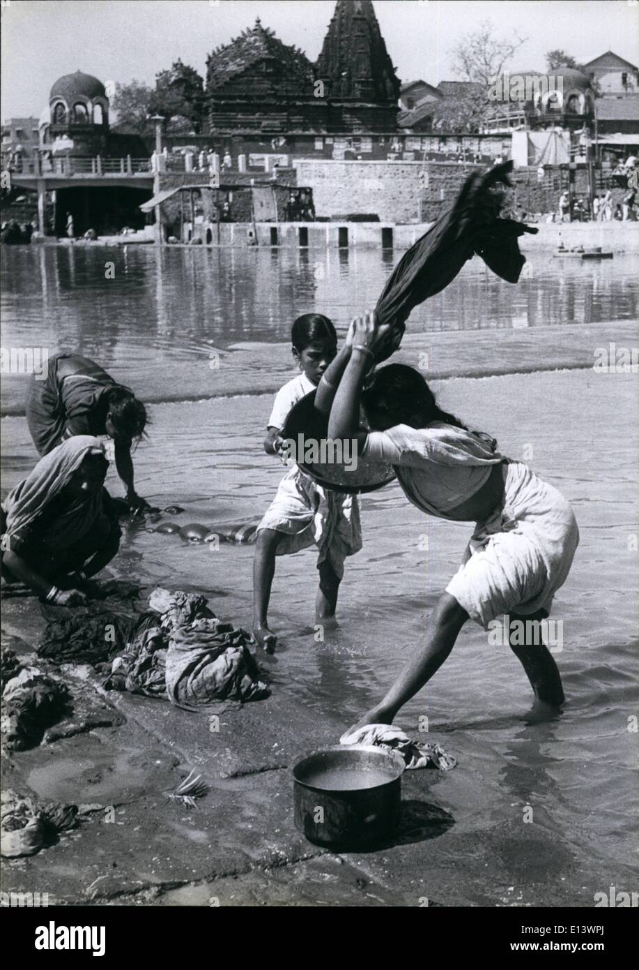 Marzo 27, 2012 - Las niñas indias ganar dinero para ayudar a sus familias lavando ropa en el río. Golpean la ropa contra las rocas para forzar el agua a través de la tela y lave la suciedad. El trabajo es duro en el sol caliente y el pago reducido. Foto de stock