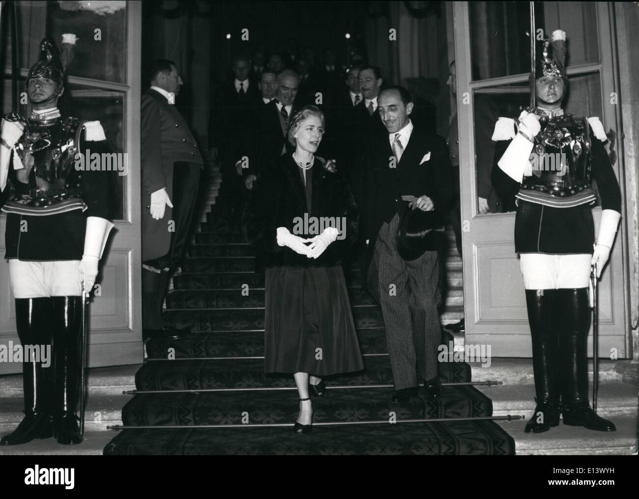 Marzo 27, 2012 - Clare Boothe Luce presentó sus credenciales al presidente. Foto de stock