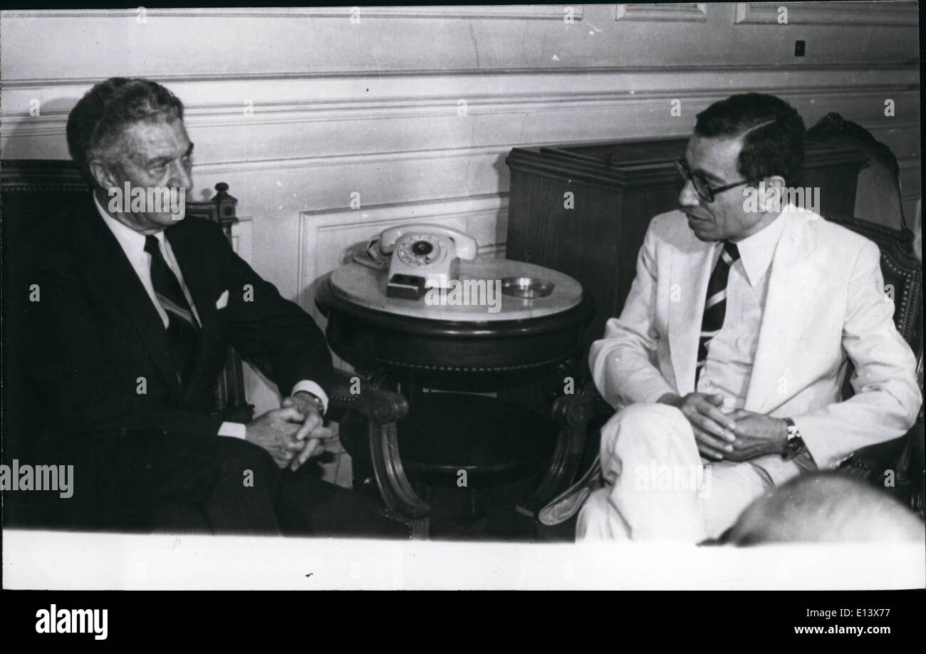 Marzo 27, 2012 - Egipto el Ministro de Estado de Relaciones Exteriores, Dr. Boutros Ghali y el Sr. Sol Linowitz, enviado especial del presidente Carter en el Medio Oriente, las conversaciones en El Cairo. Foto de stock