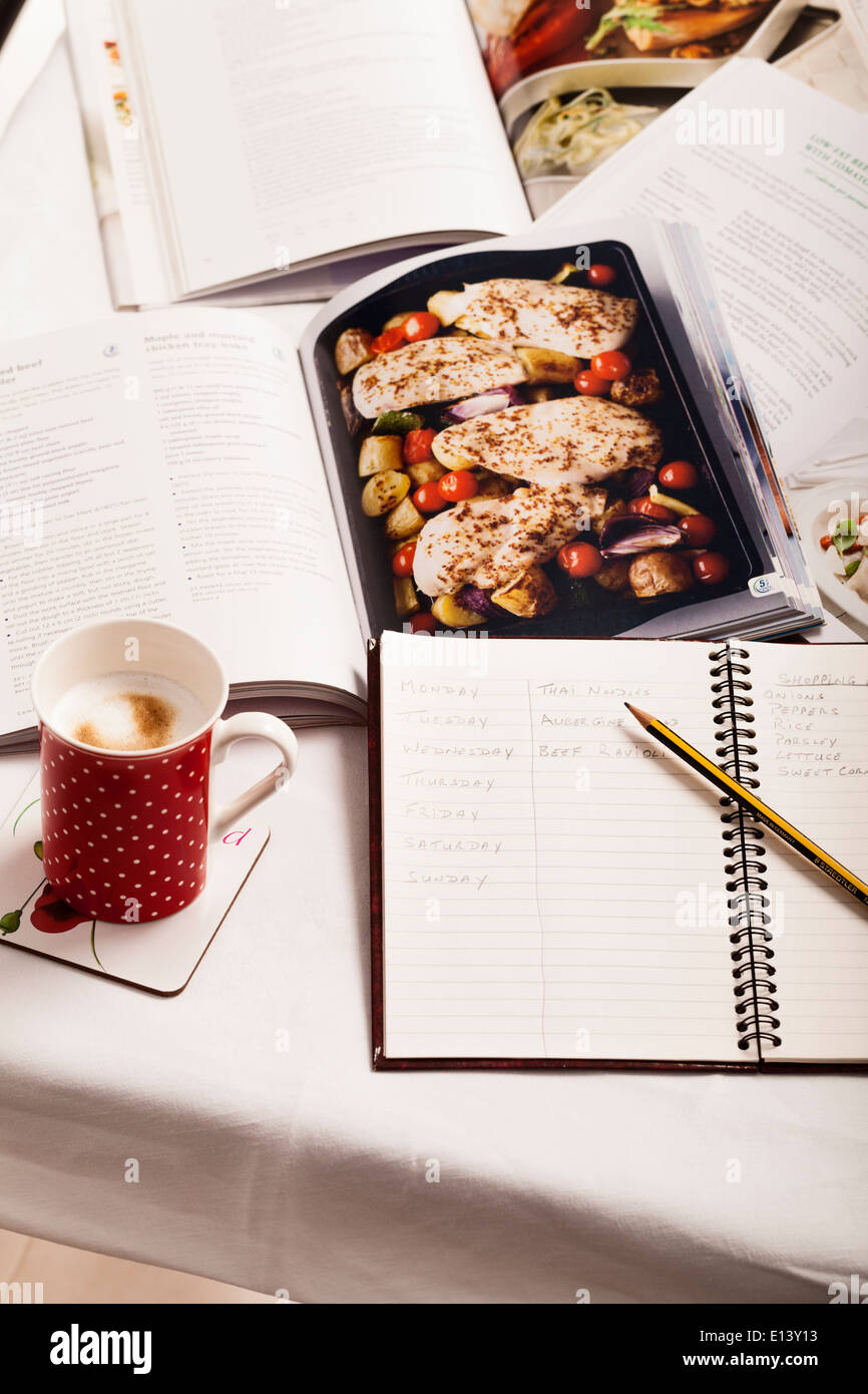 Recetarios, portátil y el café, la planificación de las semanas de la dieta. Foto de stock