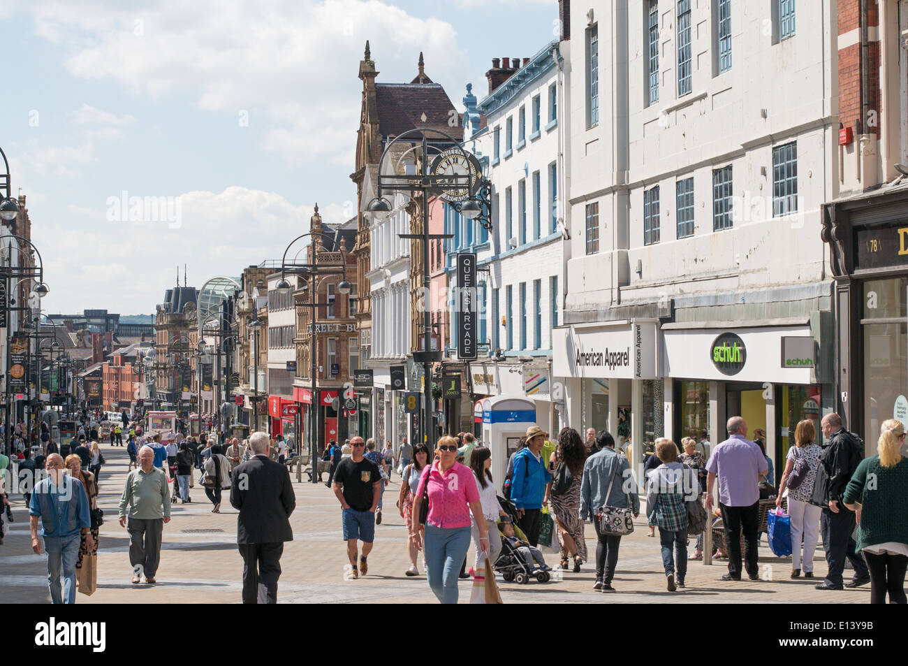 La gente de compras en Briggate, centro de la ciudad de Leeds, Inglaterra, Reino Unido Foto de stock