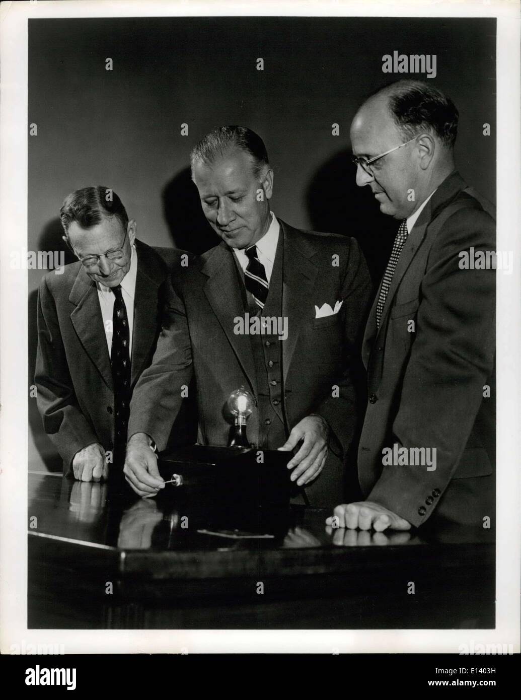 Marzo 31, 2012 - Para publicación inmediata: 100 Años de Lampis activada por Ralph J. Cordiner, presidente de la General Electric Company. La bombilla es una réplica de Thomas Edison de la lámpara incandescente primera práctica y arderá continuamente encima de Edison's desk, que se encuentra en exhibición permanente en el vestíbulo del Laboratorio de Investigación de General Electric en Schenectady, N.Y Foto de stock