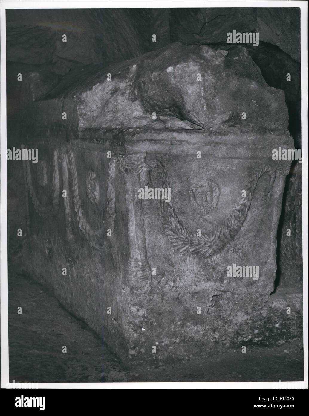 Marzo 27, 2012 - Uno de los más grandes sarcófagos, ricamente decorada en las catacumbas del Peit Shearim. Foto de stock