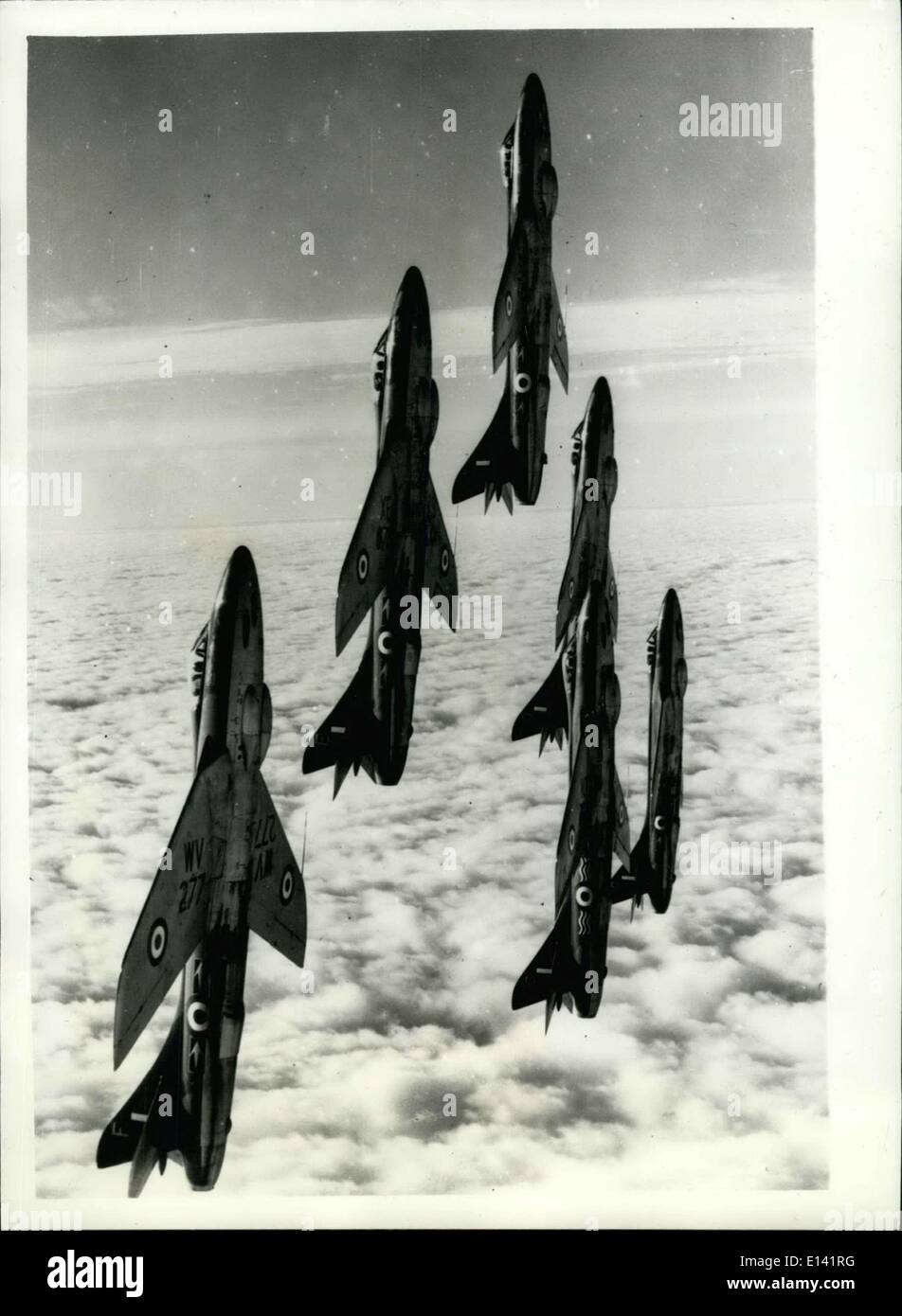 Marzo 31, 2012 - Fotografía oficial británico (Ministerio del Aire) Publicado por C.O.I. Londres. Copyright Reservados. Los seis primeros Hunter equipo acrobático de la Real Fuerza Aérea de escalada para una formación de bucle. El equipo de cinco compromisos Hunter 4's de nº 93, 2º Escuadrón de la fuerza aérea táctica, encabezada por el comandante en jefe (Sqd. Líder D.F.M. Browne, A.F.C.), reforzada por una sexta Hunter, pilotado por el Teniente de Vuelo. K. Goodwin del escuadrón nº 118. Foto de stock