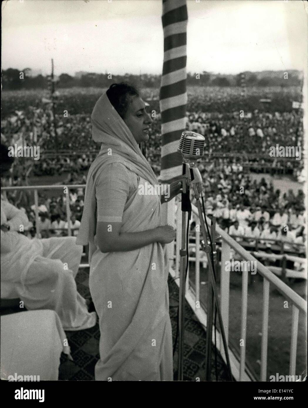 Marzo 31, 2012 - La campaña Indira Gandhi - CALCUTA Calcuta: Sra. Indira Gandhi aborda una reunión masiva en Calcuta, en uno de sus frecuentes viajes de Delhi. Foto de stock