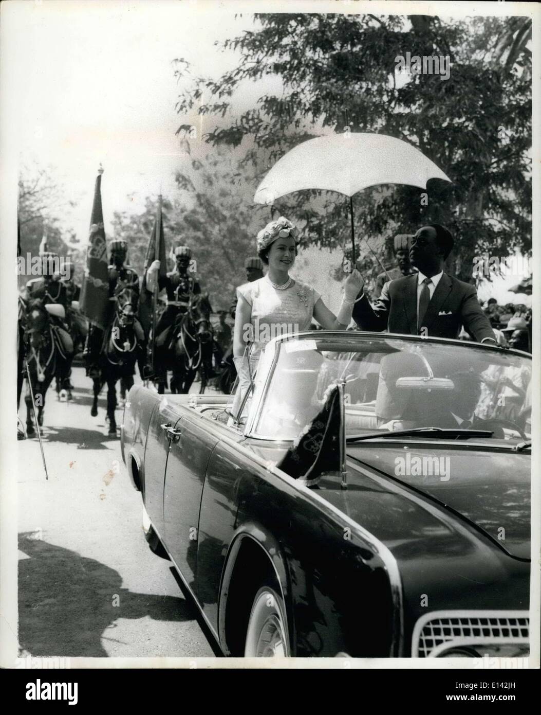 Marzo 31, 2012 - La Reina atiende un Durbar: la Reina asistió a un durbar en Tamale a principios de esta semana durante el tour de Ghana. Foto Foto de stock