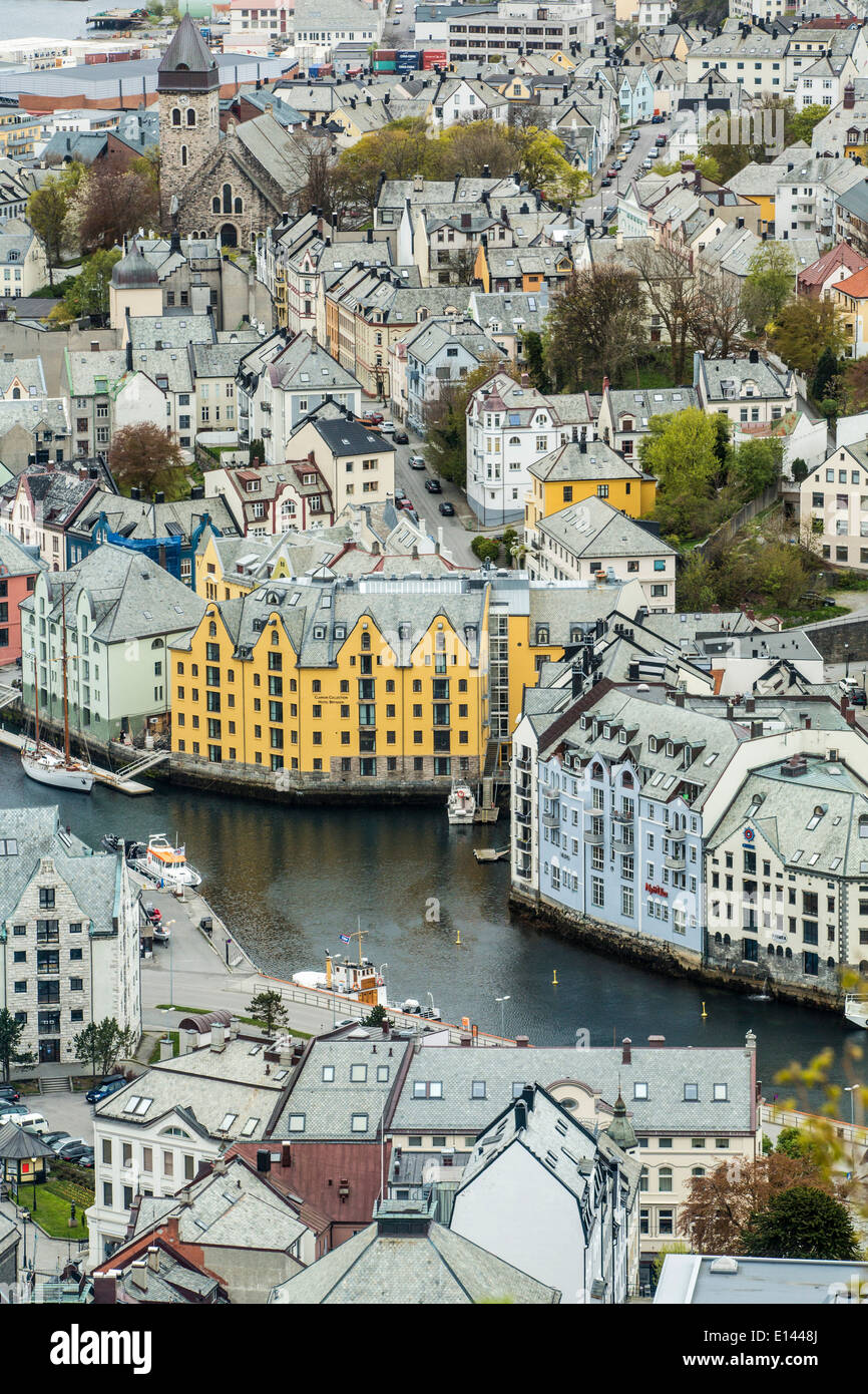 Noruega Alesund, ver en el centro histórico de la ciudad en el estilo Jugendstil de montaña Aksla. Sitio de Patrimonio Mundial de la Unesco Foto de stock
