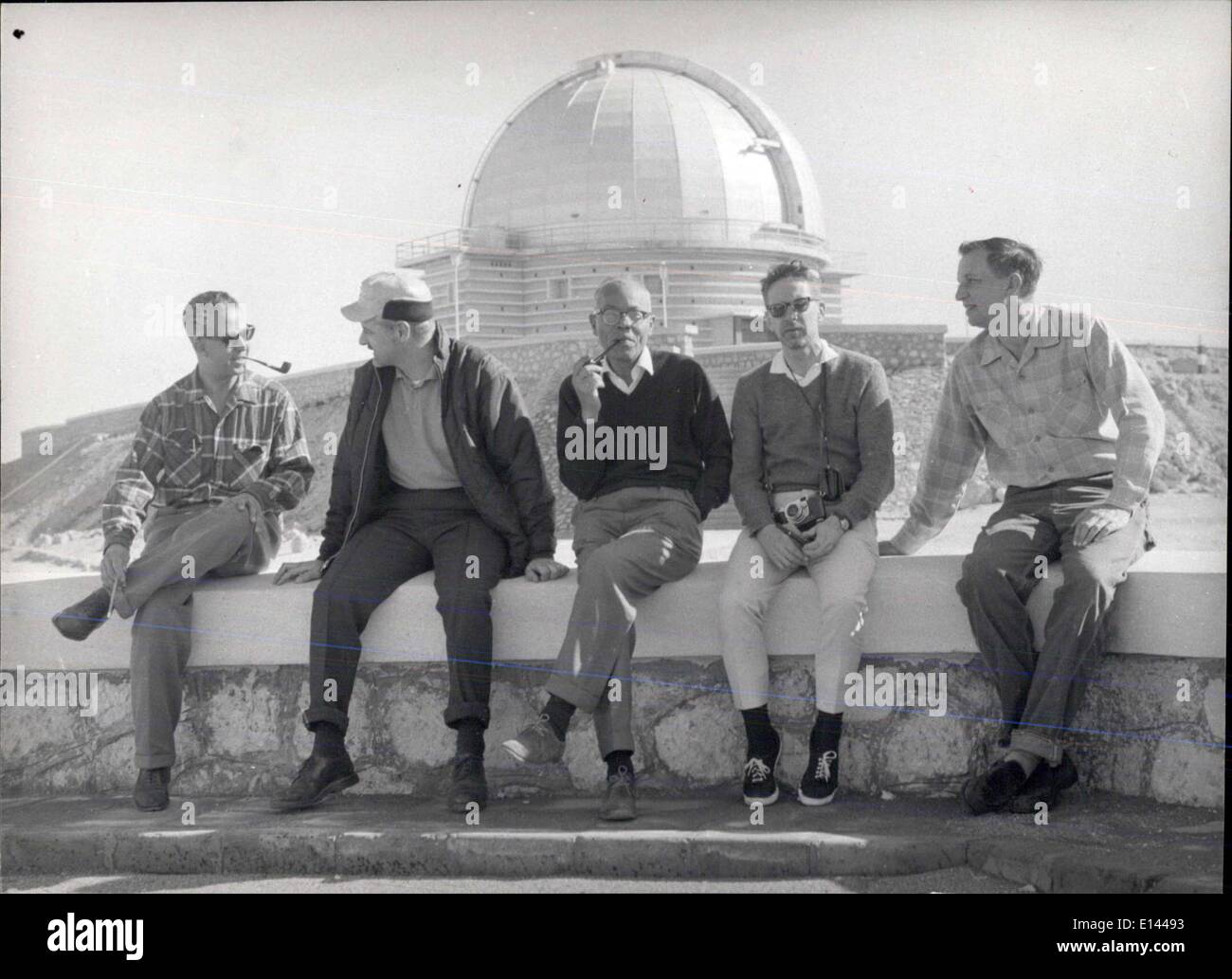 Abril 04, 2012 - árabes y extranjeras enfrentan Geo-Astrophysicists Katamiya Observatorio de derecha : Gilbert Bruch y Juan Serri Foto de stock