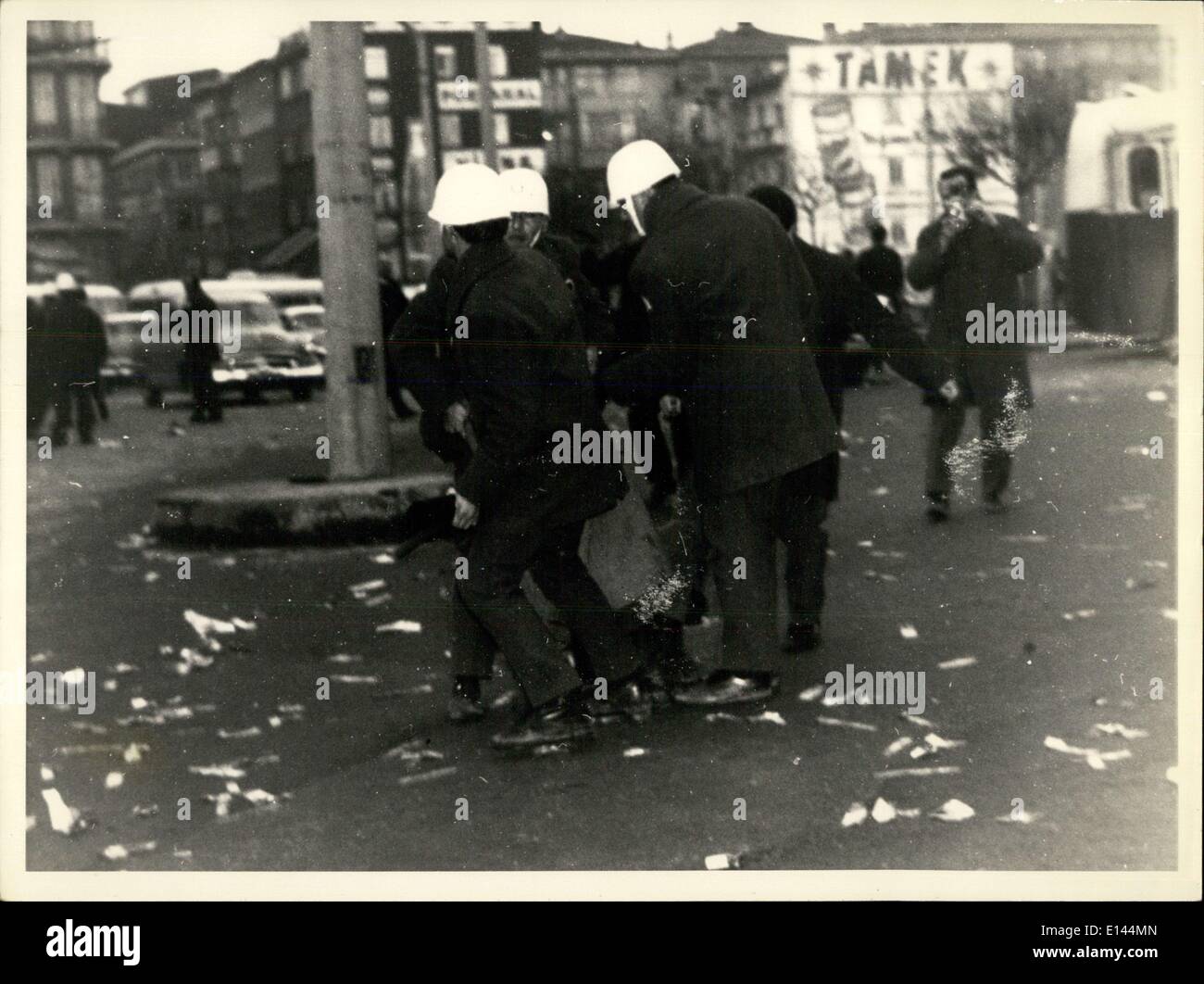 Abril 04, 2012 - Turquía:Demostración contra la Sexta Flota de visita en Estambul. La foto muestra a tres policías antidisturbios llevan un estudiante manifestante. Foto de stock