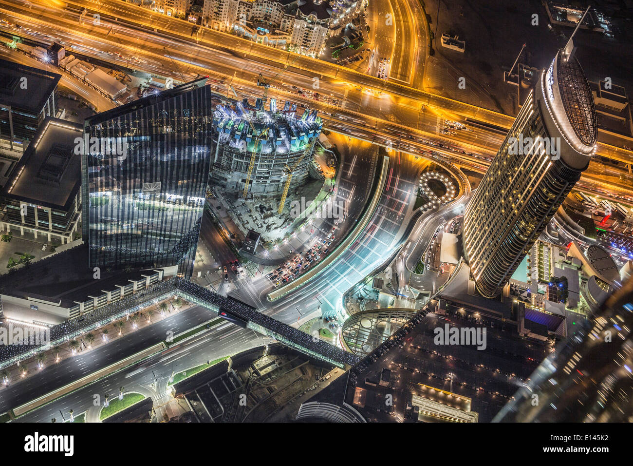 Los Emiratos Árabes Unidos, Dubai, Dirección Hotel. Vista desde el Burj Khalifa, el edificio más alto del mundo. Noche Foto de stock