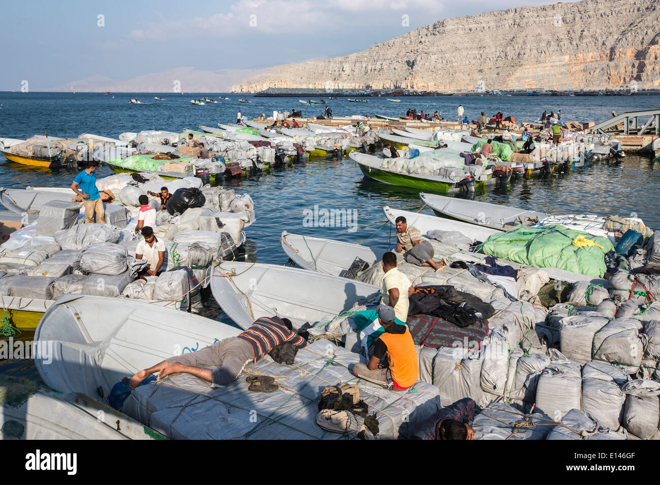 Omán Khasab, Puerto, contrabandistas iraní a Omán, productos agrícolas y bienes de lujo de vuelta a Irán con pequeñas embarcaciones Foto de stock
