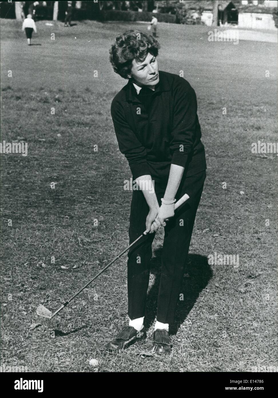 Abril 16, 2012 - Foto muestra Rita Hayworth intente su mano en golf durante el verano de 1961, cuando ella estaba de vacaciones solos, en la Riviera Italiana. Foto de stock
