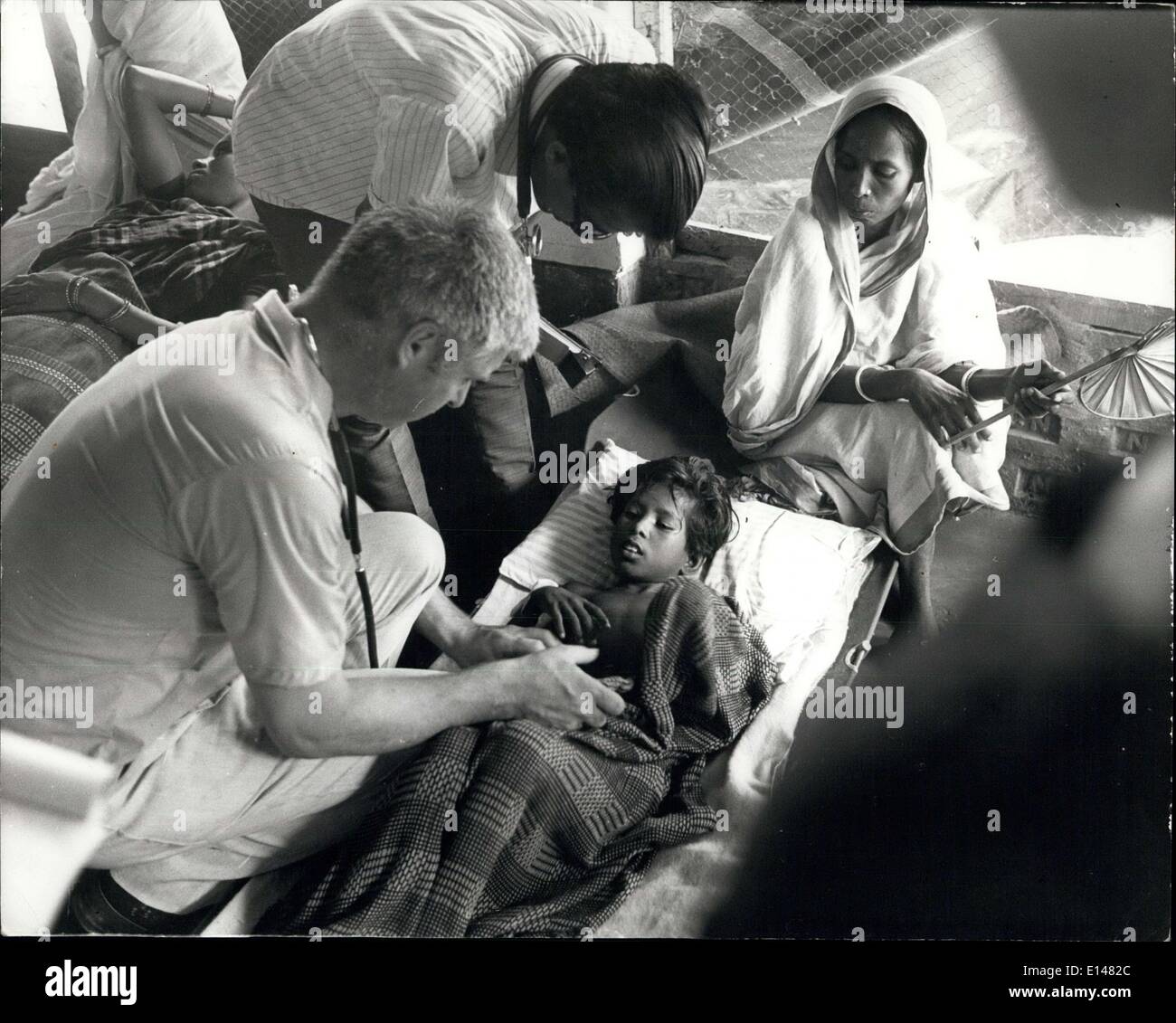 Abril 17, 2012 - Dr.stewert Clarke atiende a otro niño enfermo en el Hospital de War on Want. Foto de stock