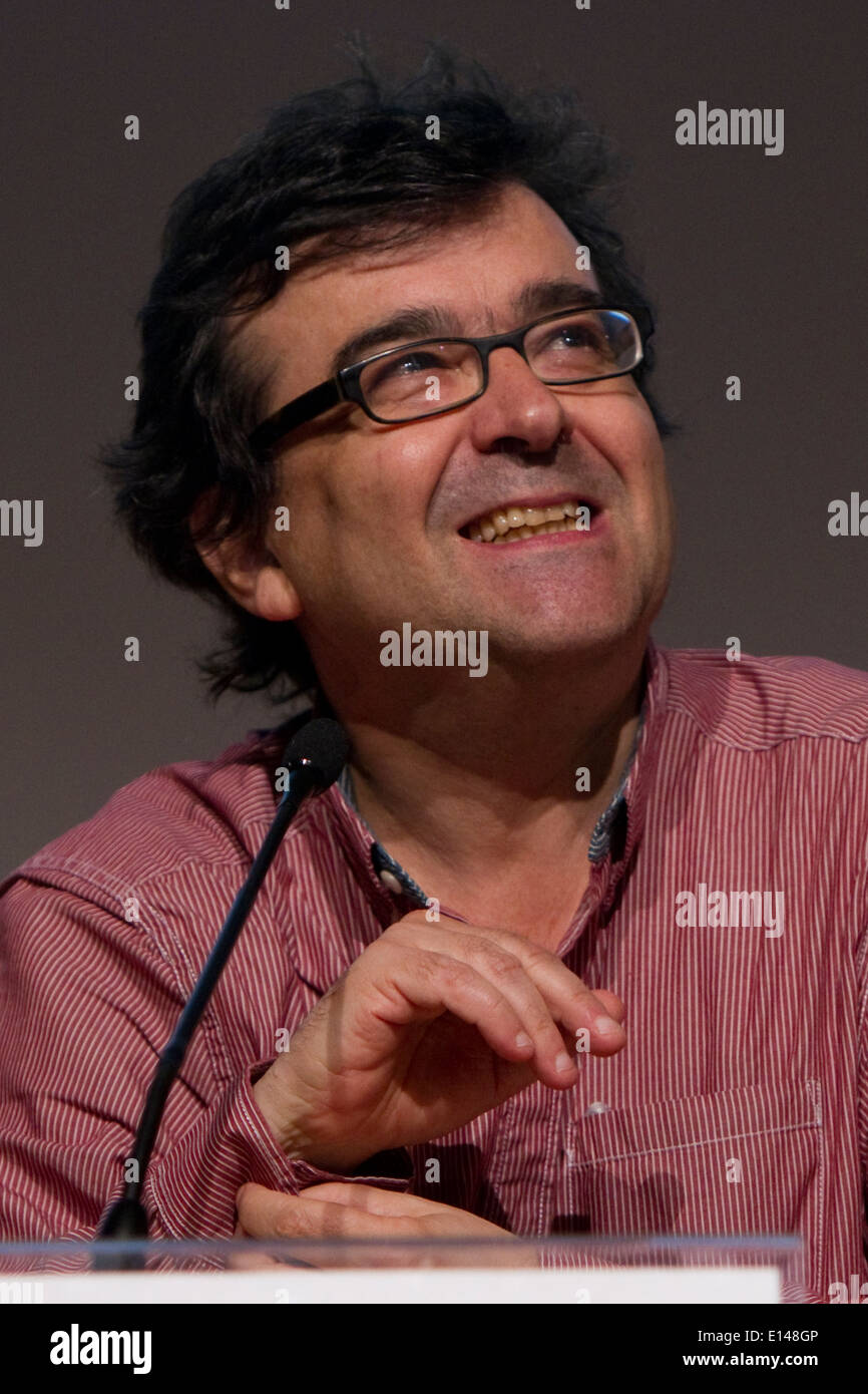 El escritor español Javier Cercas durante su conferencia en la Feria del Libro de Turín. Foto de stock