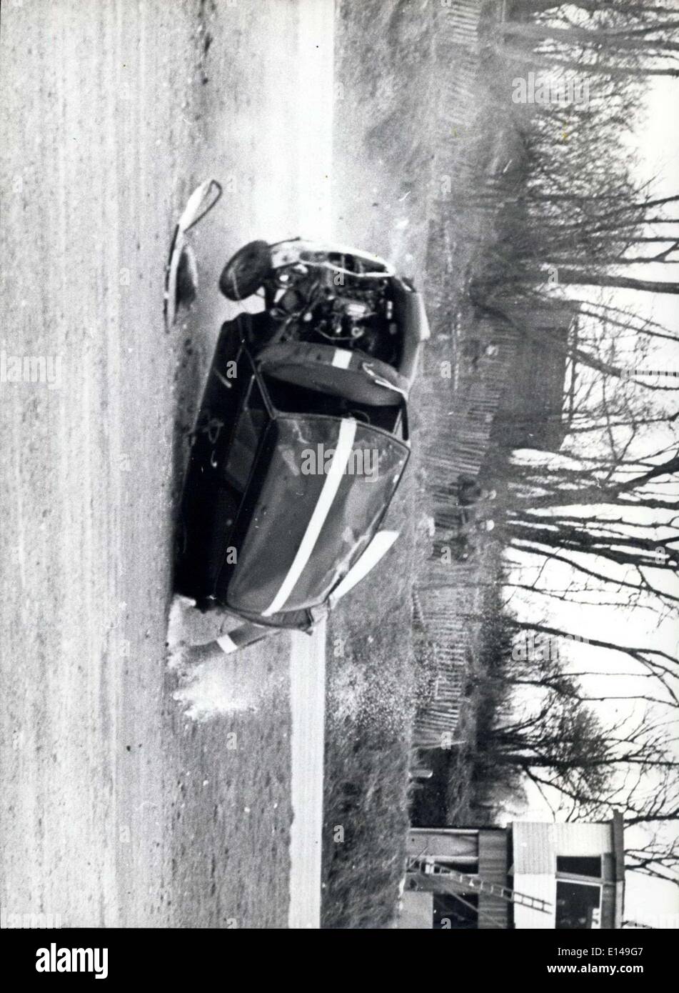 Abril 17, 2012 - parece que el coche se desintegran como golpea el suelo de nuevo. Foto de stock