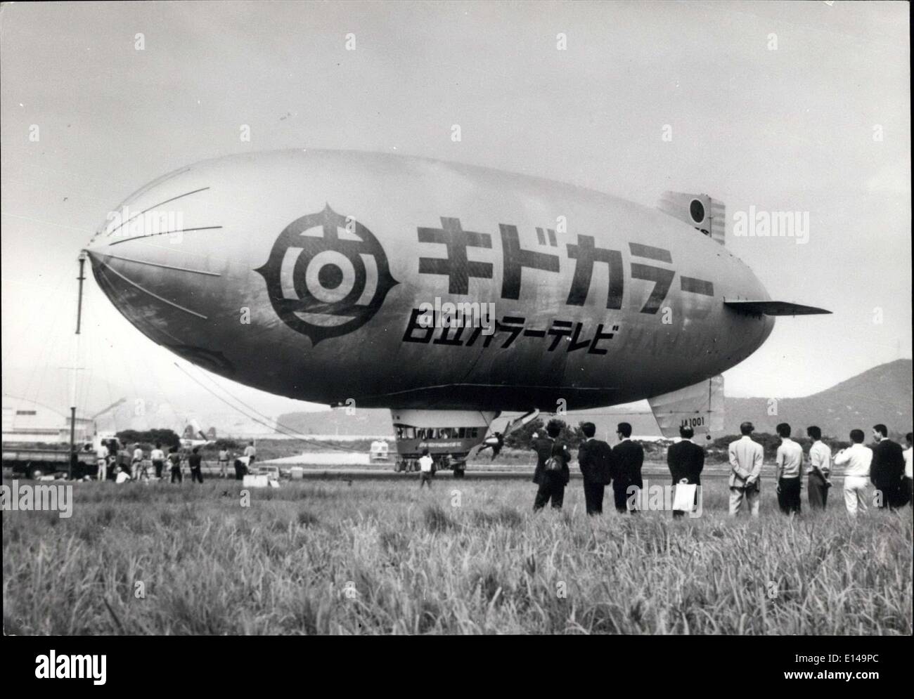 Abril 17, 2012 - el dirigible de Alemania vuela en Japón. En Japón el primer dirigible ''Hiryu" (dragón volador) adquiridos en Alemania Occidental, se muestra en su primer vuelo de prueba tras ser ensamblada en la planta de la empresa de aviación de Kawasaki en Kagamigahara, Japón. El dirigible fue formulada originalmente por una empresa alemana por una compañía americana, y será utilizada por un fabricante de maquinaria eléctrica para volar por todo el Japón para publicitar sus productos. La ''Flying Dragon'' es de 49 metros de largo, la anchura máxima de 13,3 metros y 3,75 toneladas de peso Foto de stock