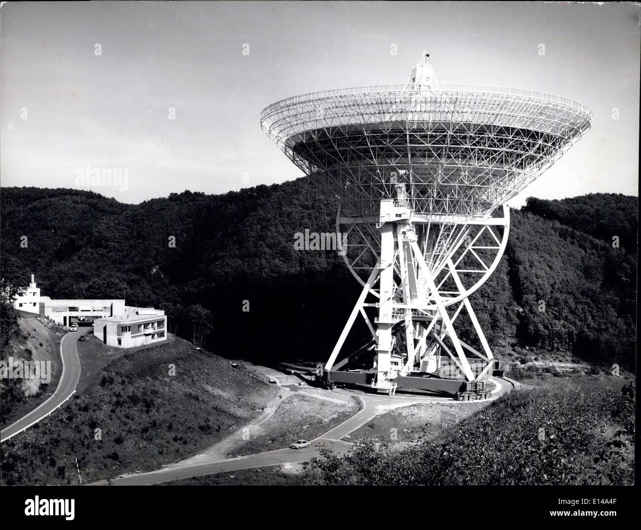 Abril 17, 2012 - el mayor radiotelescopio del mundo: fue construido por la empresa Friedrich Krupp por el Instituto Max Planck para la radioastronomía. Está situado cerca de Effelsberg en las montañas de Eifel. Se puso en funcionamiento en el otoño de 1970. Es el espejo parabólico es de 100 metros de diámetro. Foto de stock