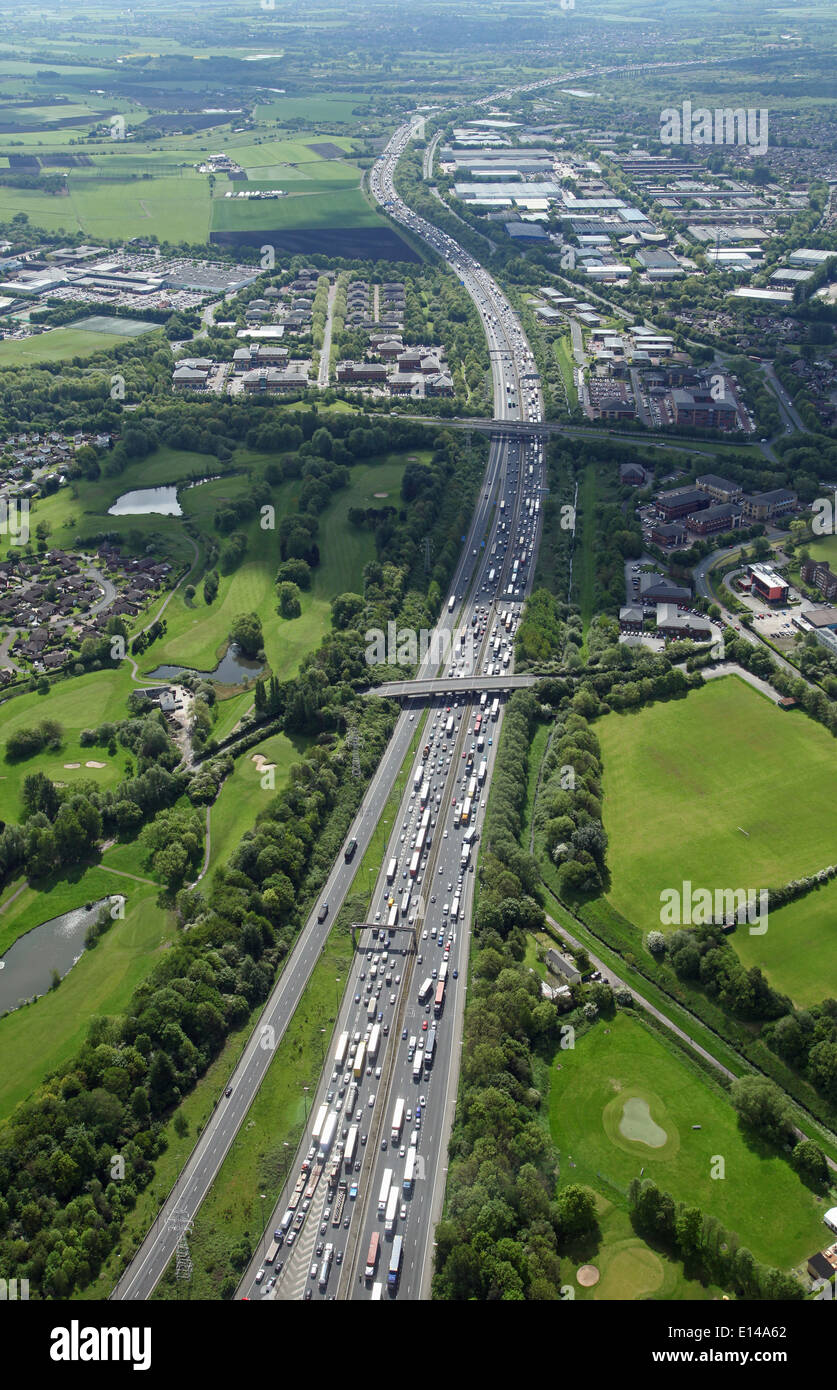 Vista aérea de la autopista M6 chocker bloque completo del tráfico de atasco en Warrington en Cheshire Foto de stock