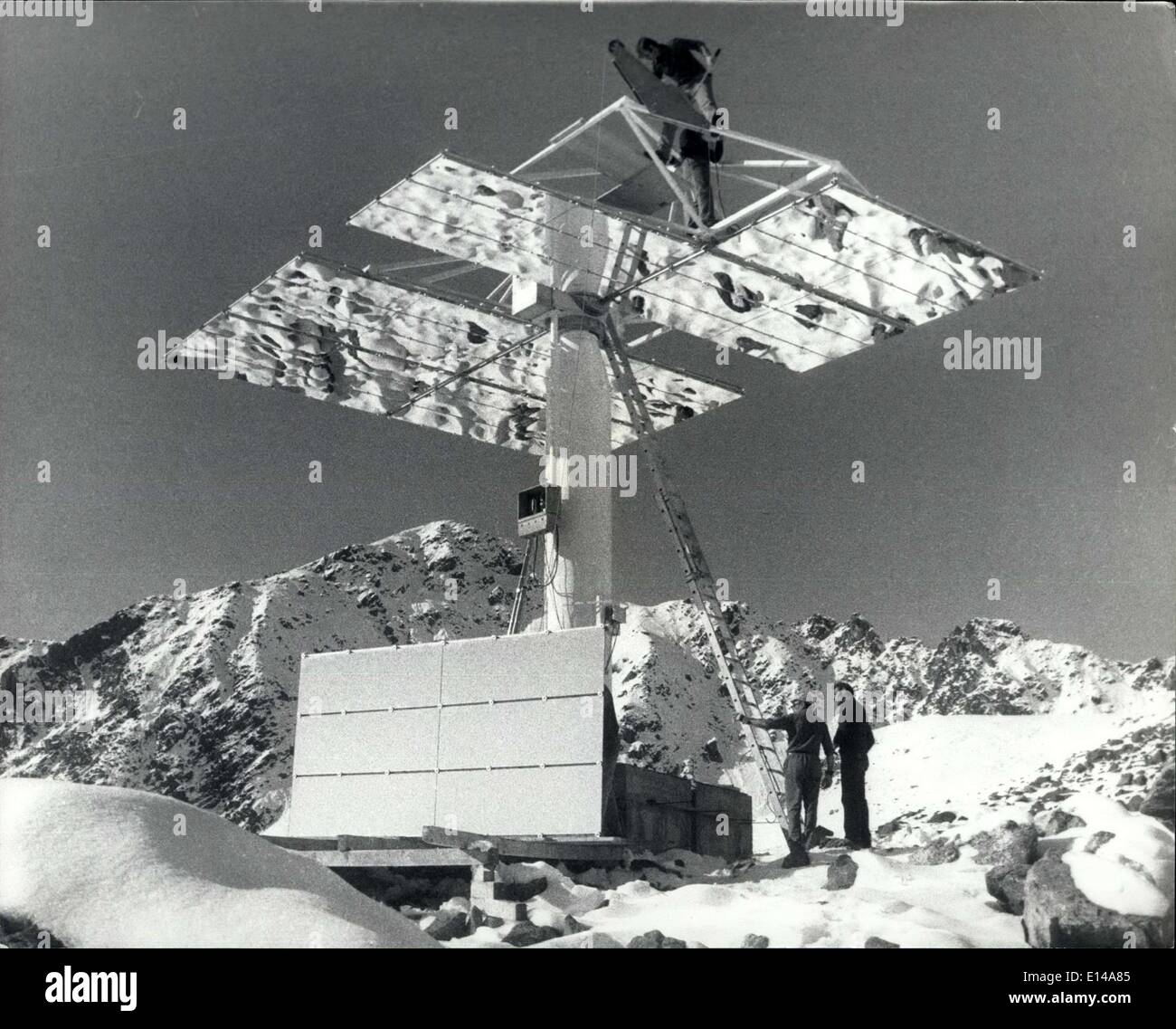 Abril 17, 2012 - (ilegible) Trabajadores fijar elementos de espejo a un heliostato ubicado en Welssflub montaña en Suiza Oriental. El dispositivo es parte de un experimento de dos años en energía solar por el Centro Suizo de Investigación Atómica. Foto de stock
