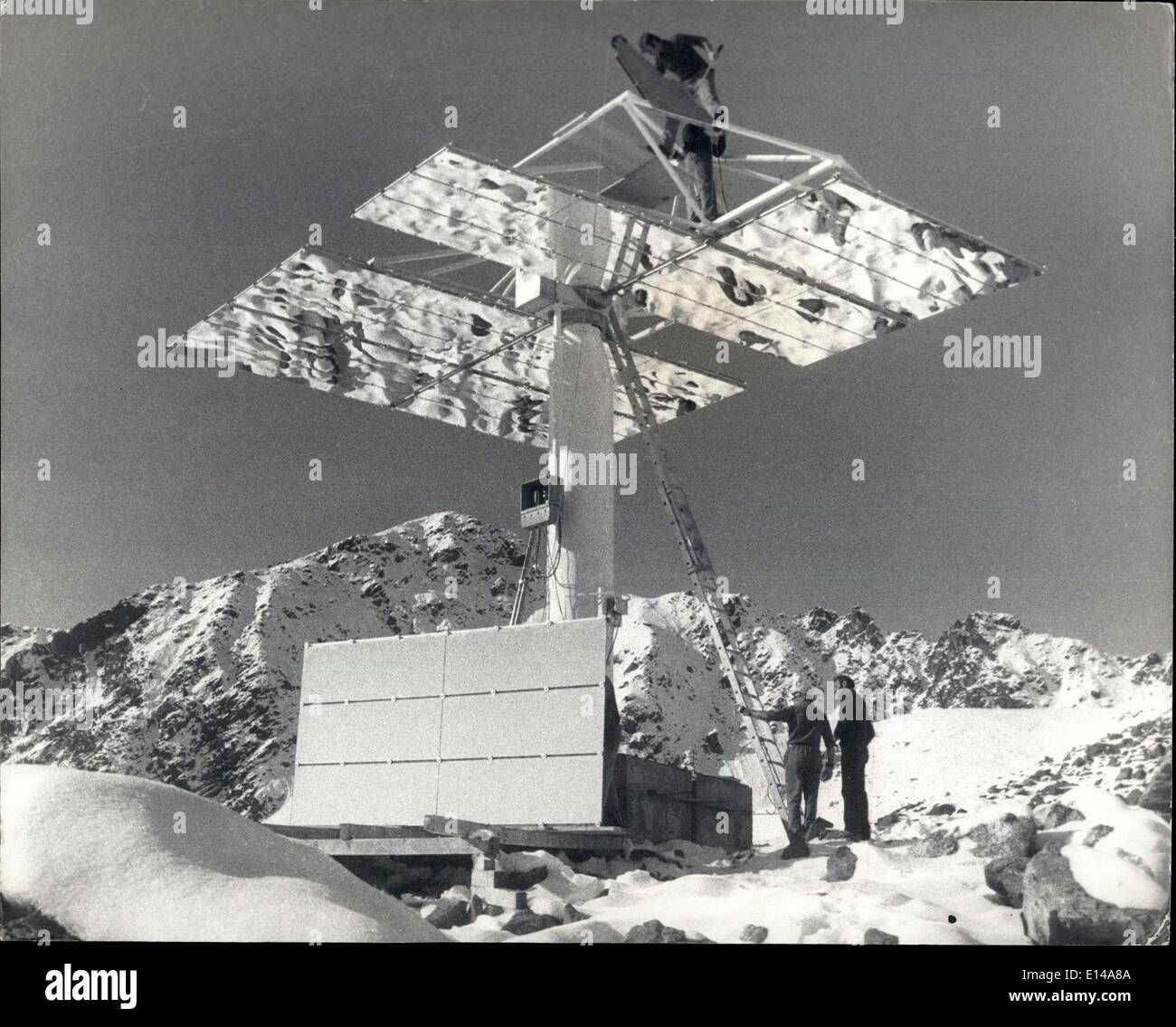 Abril 17, 2012 - reflejo del sol: Trabajadores fijar elementos de espejo a un heliostato situada  montaña Suiza Oriental. El dispositivo es  un experimento de dos años en energía solar por el Suizo de Investigación Atómica Cunter Foto de stock