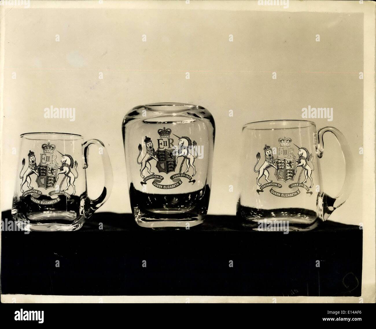 Abril 17, 2012 - Artículos de cristal para conmemorar la celebración. Jarras de Cerveza y Tankards: Tankards o jarras de cerveza, cada rodamiento el Royal Cypher - la Corona y la inscripción ''Coronación de la Reina Isabel II el 2 de junio. 1953''. Estos son algunos ejemplos de los muchos tipos de vidrio fino objetos y utensilios que están siendo producidos en la fábrica de vidrio, Wealdstone Whitefriars, Middlesex, en conmemoración del Año de coronación. Foto de stock