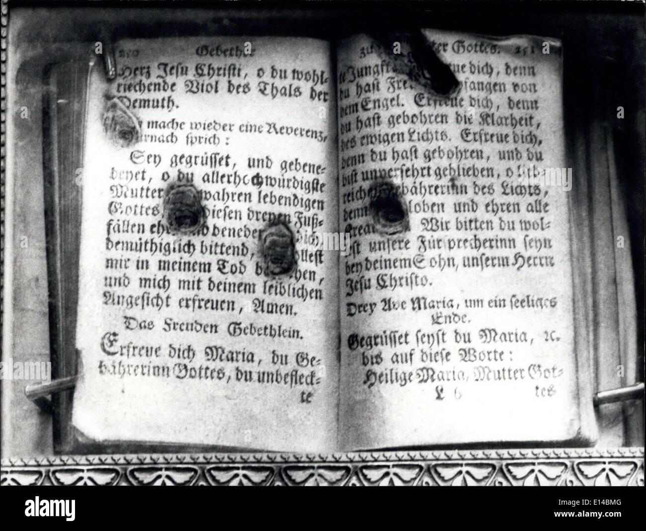 Abril 17, 2012 - Un libro de oraciones en idioma alemán que perteneció a George Schitz de Sarrable en Lorena. En las páginas que son bien visibles cinco signos de fuego realizados por los dedos de un hermano de George Schitz, Joseph, el 21 de diciembre de 1838. Foto de stock