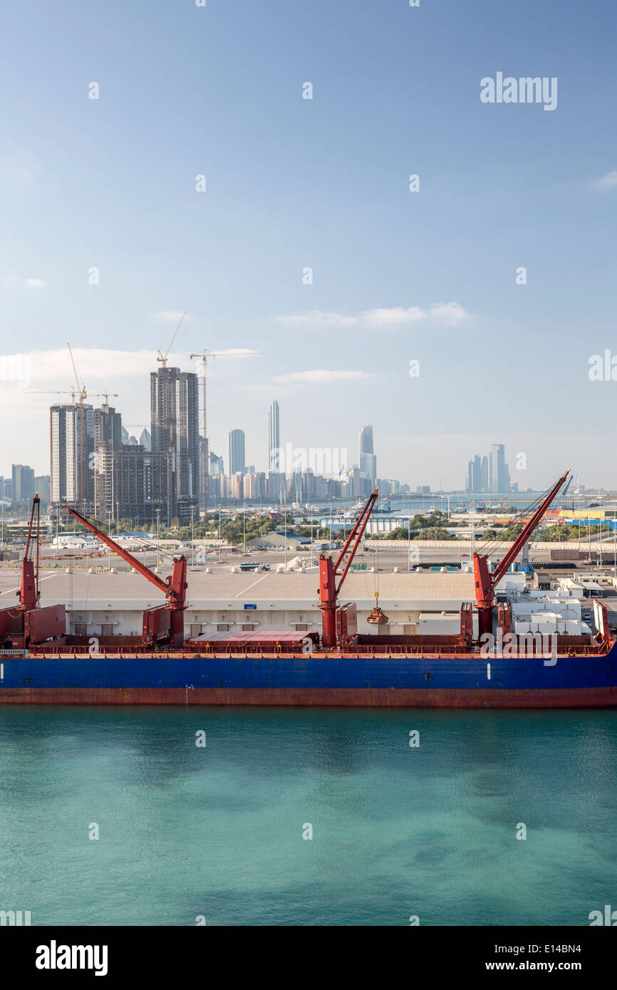 Los Emiratos Árabes Unidos, Abu Dhabi, el puerto y la ciudad Foto de stock