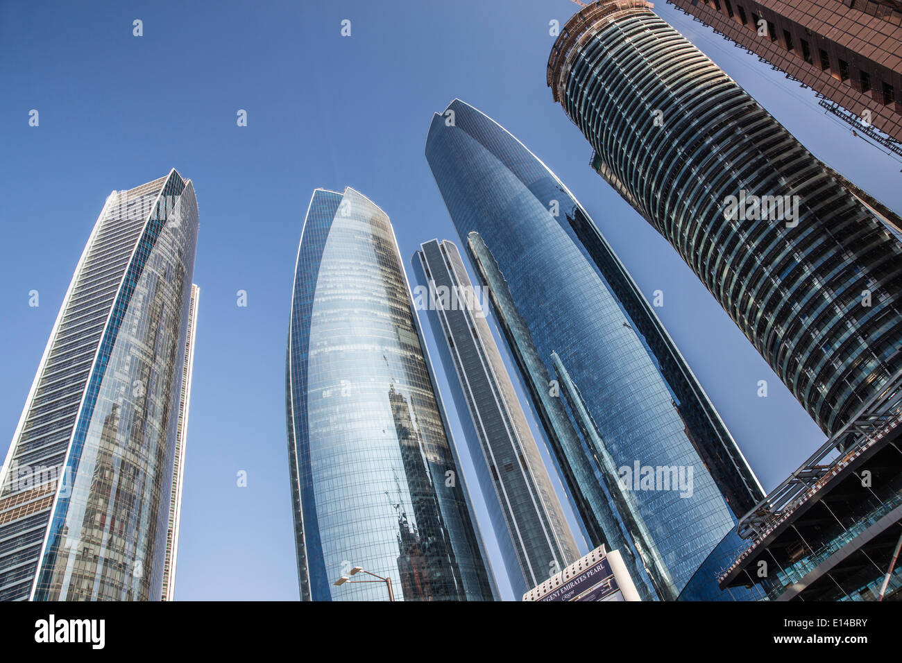 Los Emiratos Árabes Unidos, Abu Dhabi, Emiratos Etihad Towers y Regent Hotel Pearl Foto de stock