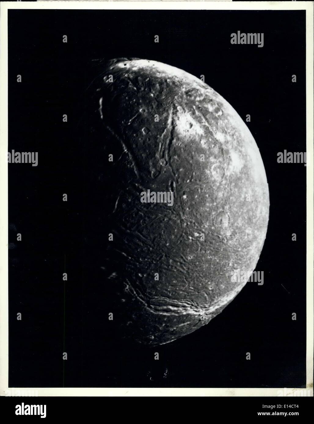 Abril 17, 2012 - Este mosaico de cuatro imágenes de mayor resolución de Ariel representa el más detallado el Voyager 2 imagen de este satélite de Urano. Las imágenes fueron tomadas a través del filtro transparente de Voyager cámara de ángulo estrecho -en enero de 1986, a una distancia de unos 130.000 kilómetros (80.000 millas). Ariel unos 1.200 kilómetros (750 millas) de diámetro, la resolución es de 2,4 km (1,5 millas). Mucho de Ariel;'s superficie está densamente cubiertas de cráteres de 5 a 10 km (3 a 6 millas) de diámetro. Estos cráteres están cerca del umbral de detección en esta imagen Foto de stock
