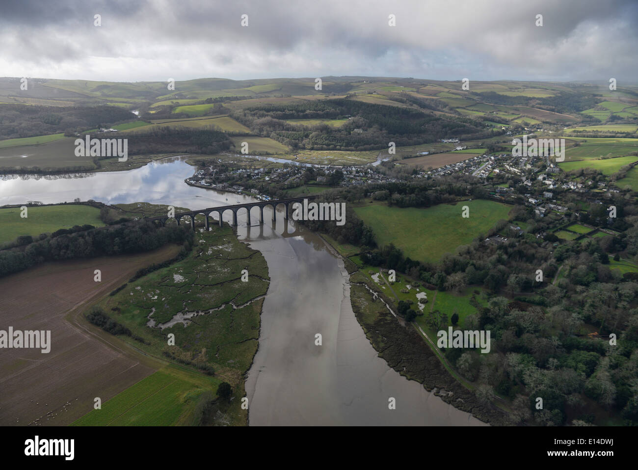 Una vista aérea de San alemanes en Cornwall mostrando el viaducto sobre el río Lynher Foto de stock