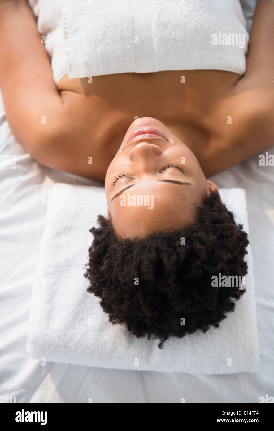 Serena mujer negra sentando en la mesa de masajes Fotografía de stock -  Alamy