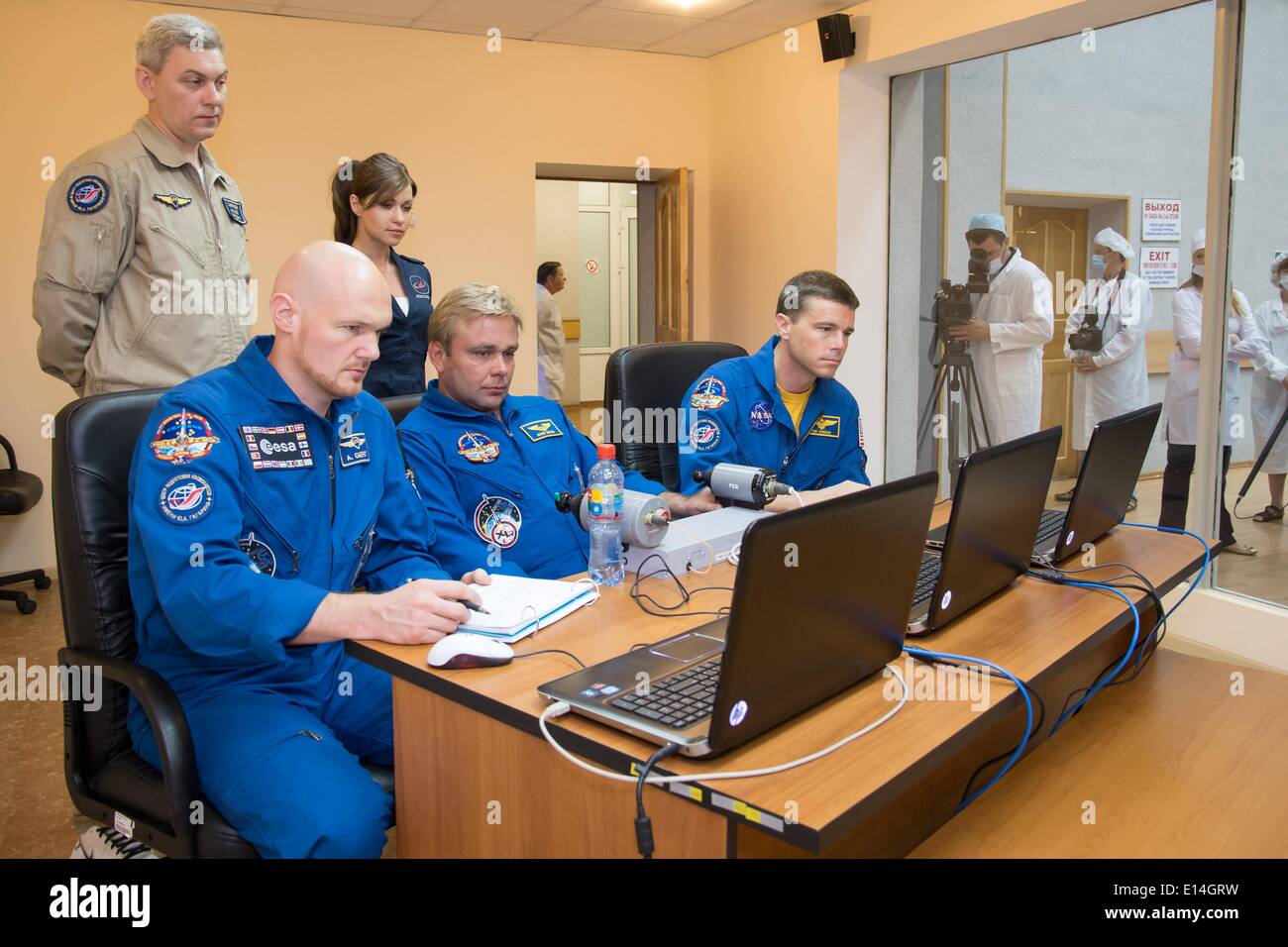 Los miembros de la tripulación Expedición ISS 41 Alexander Gerst de la Agencia Espacial Europea (izquierda), Max Suraev de la Agencia Espacial Federal Rusa, centro y Reid Wiseman de la NASA práctica sobre técnicas de rendezvous simuladores portátil en el cosmonauta Hotel Mayo 21, 2014 en Baikonur, Kazajstán. El trío lanzará el 29 de mayo en la nave Soyuz TMA-13M desde el cosmódromo de 5 ½ meses de misión en la Estación Espacial Internacional. Foto de stock