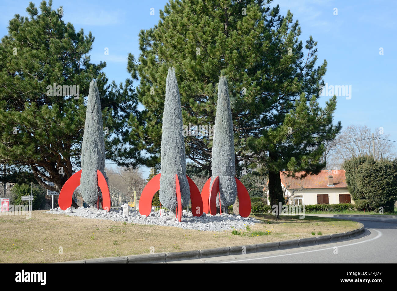Cipreses o ciprés mediterráneo & Soporte Props semejantes cohetes o misiles en Rotonda Salon de Provence Francia Foto de stock