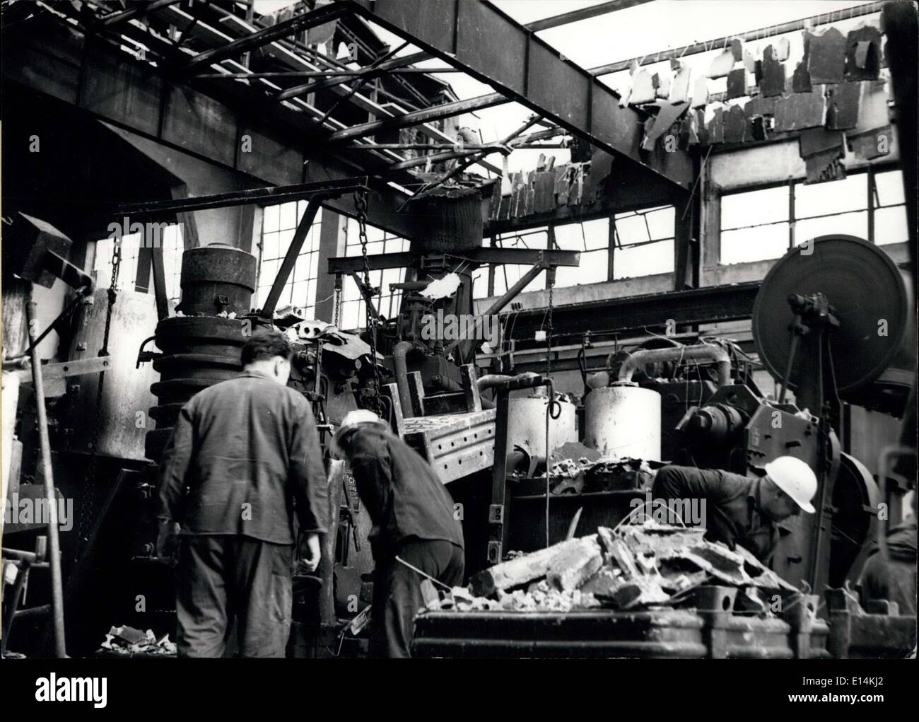 Abril 05, 2012 - 16 hombres fueron muertos por una explosión.: hoy 9..3.1963 16 hombres fueron muertos y 36 hombres tuvieron malas heridas cuando una gran explosión ocurrió en una herrería-fábrica de Belecke en Arnsberg en Alemania. Nuestra foto muestra una fábrica-hall tras la gran explosin. Foto de stock