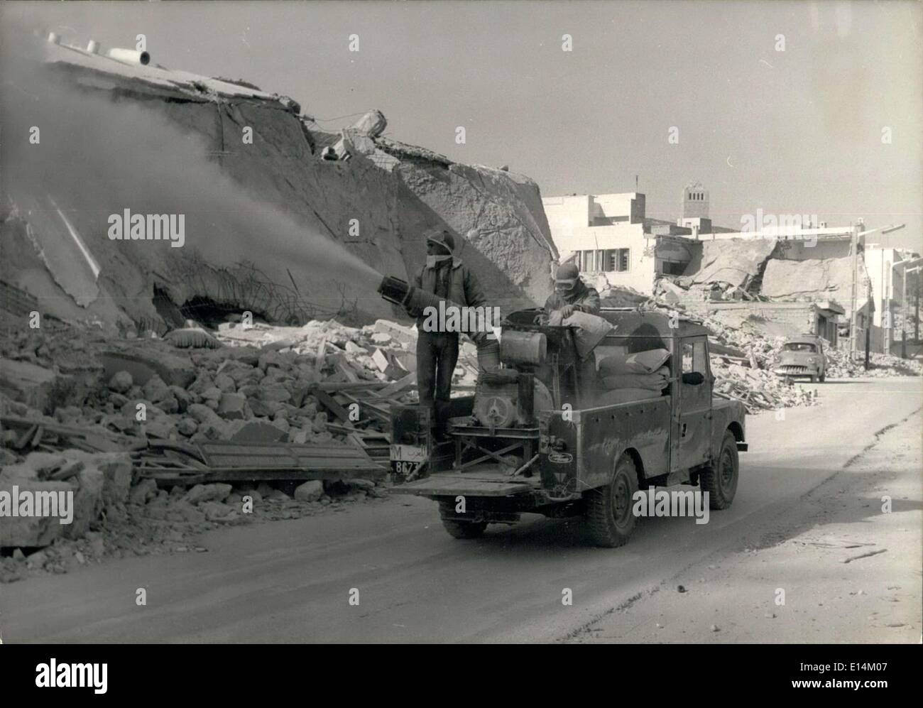 Abril 05, 2012 - Desinfeccion trabaja en Agadir: D.T.T. y anti polvo/pulverizadores de tifus en acción en las calles de la ciudad marroquí de Agadir, destruida por el terremoto reciente. Foto de stock