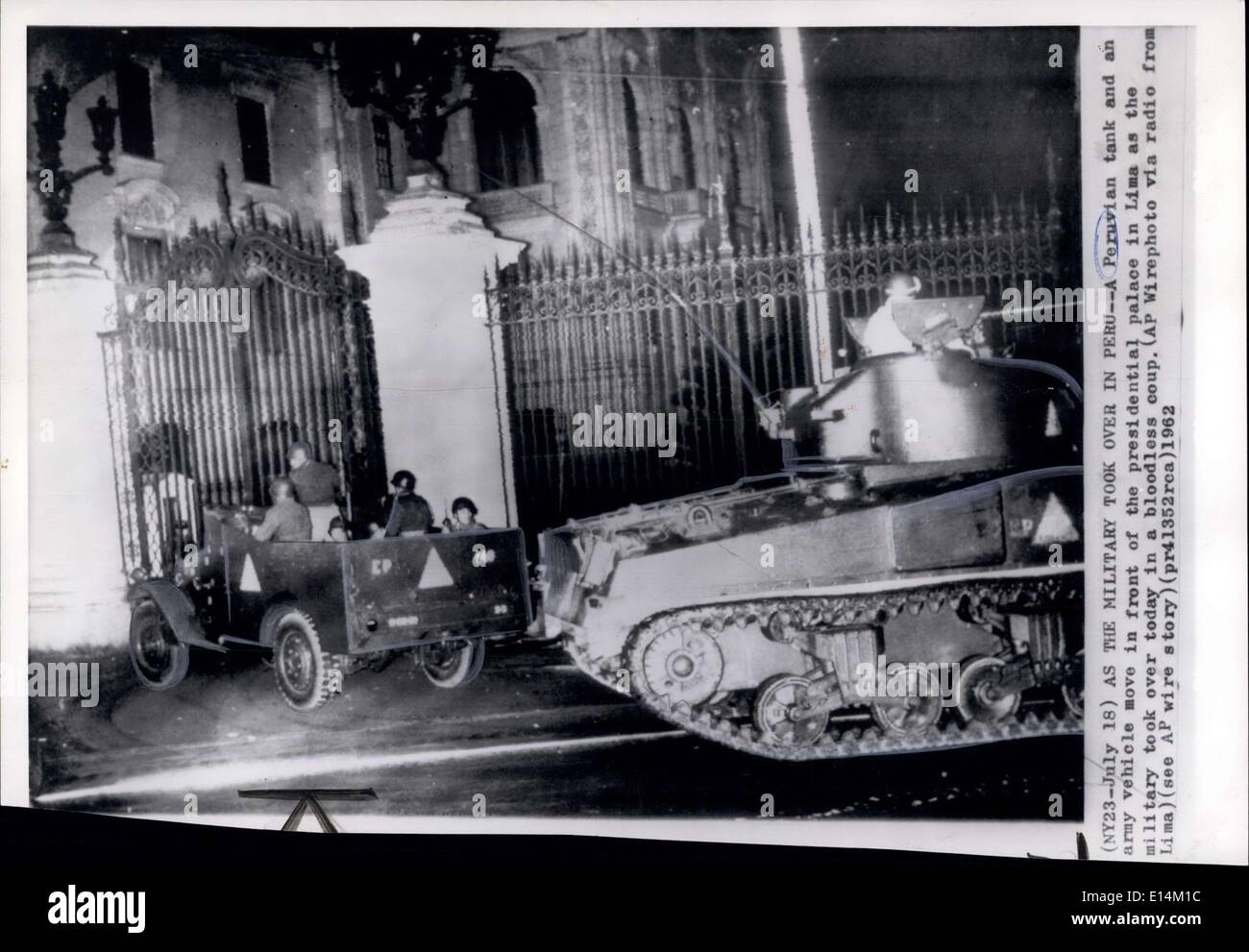 Abril 05, 2012 - como la toma de poder por los militares en Perú -- un tanque peruano y un vehículo del ejército en frente al palacio presidencial en Lima como los militares tomaron hoy en un golpe de estado incruento. (AP wire-photo via radio forma Lima) ( véase AP wire Historia) Foto de stock