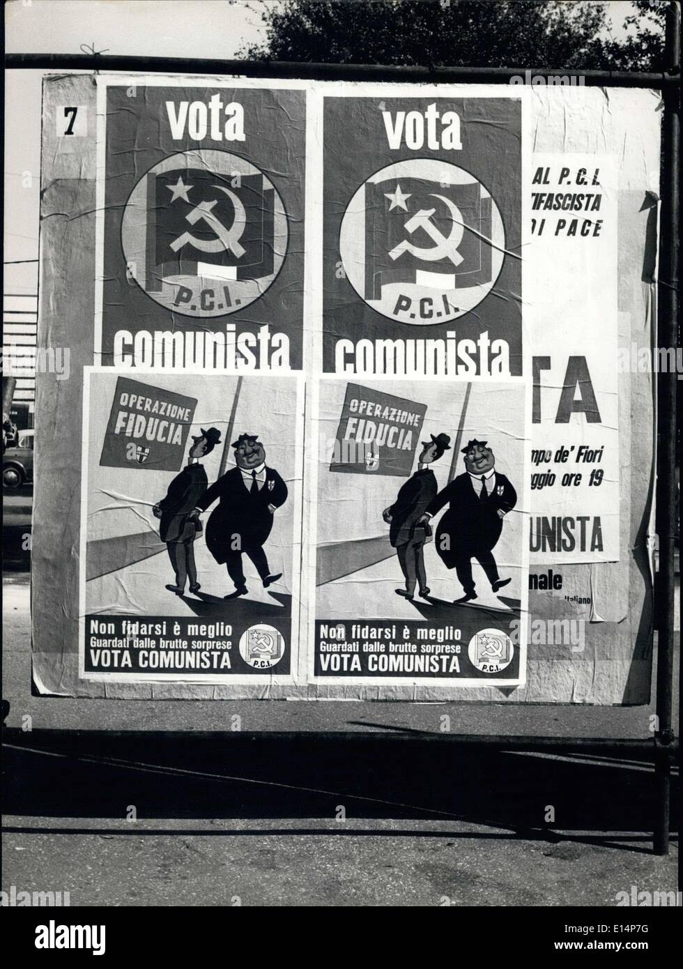 Abril 12, 2012 - carteles del Partido Comunista para las próximas elecciones en Roma Foto de stock