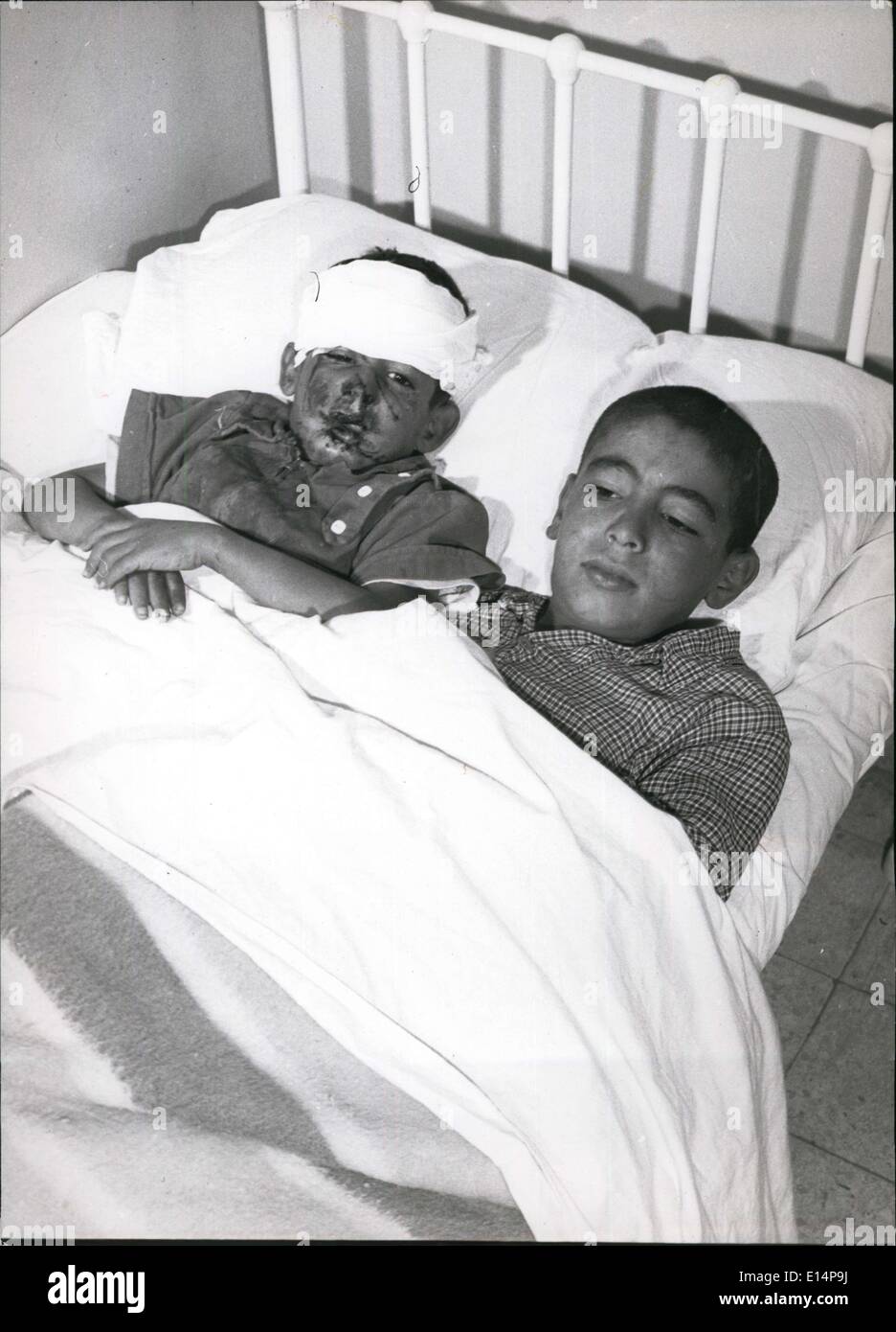 Abril 12, 2012 - Chicos lesionados recuperarse en la cama de un Hospital Foto de stock