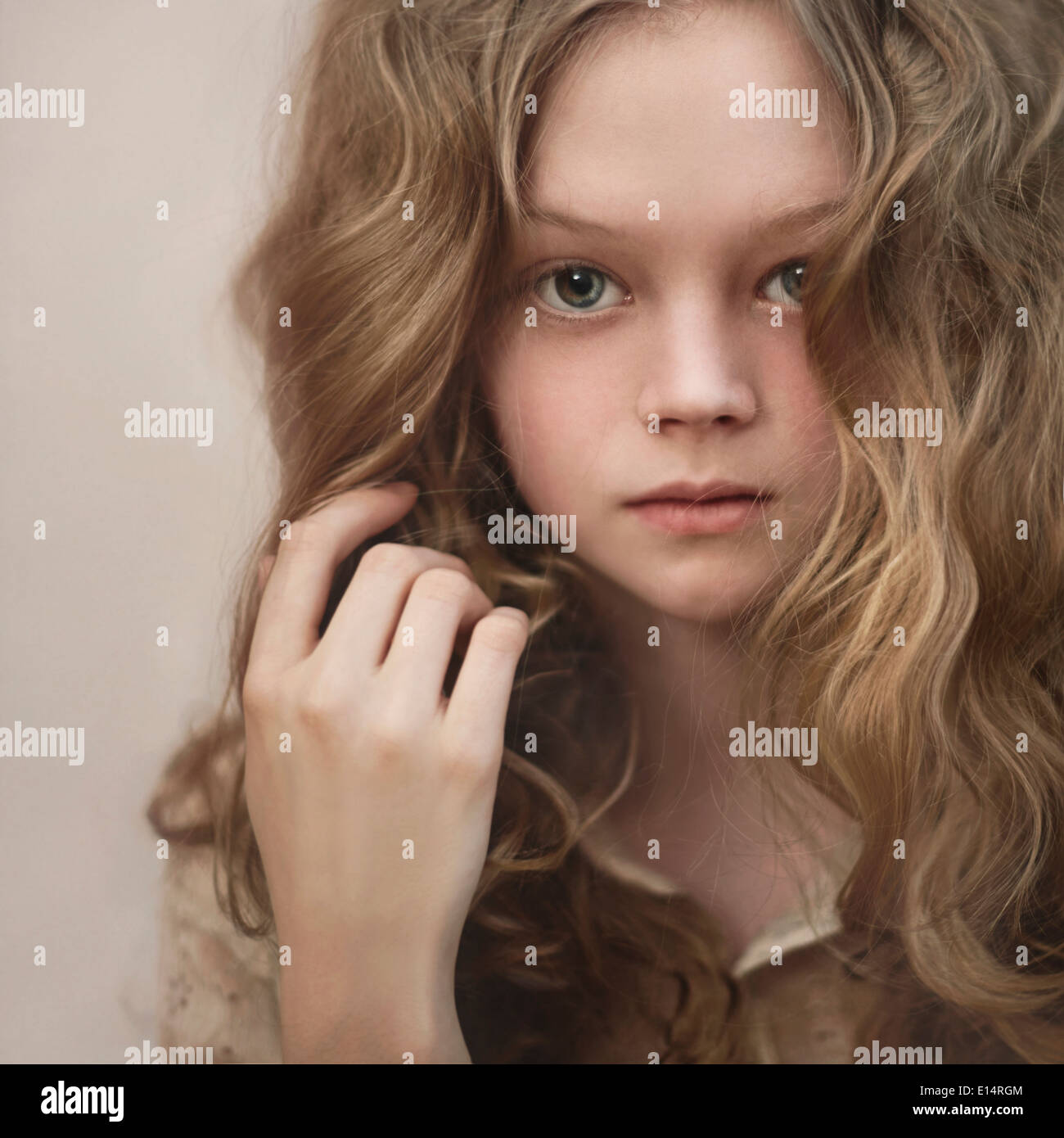 Caucasian niña jugando con su cabello Foto de stock