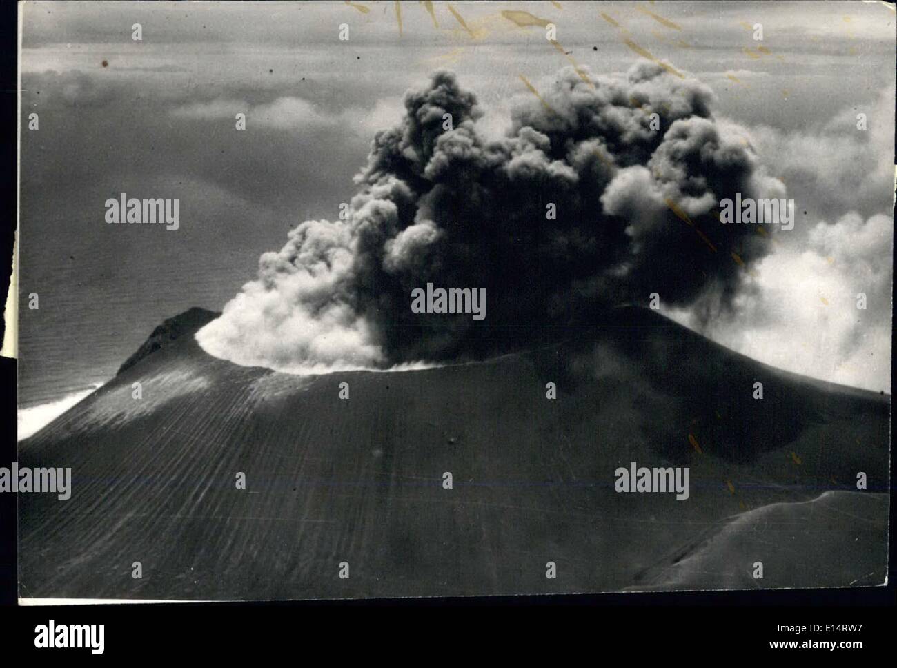 18 de abril de 2012 - el volcán más nuevo del mundo, el "Hotspot", en la isla de San Benedicto: Setecientos ochenta millas al sur de San Diego es la ubicación de este volcán activo más nuevo. Se cree que este volcán puede tener un enlace submarino con las islas FH... Sin duda hace una imagen impresiona. Foto de stock