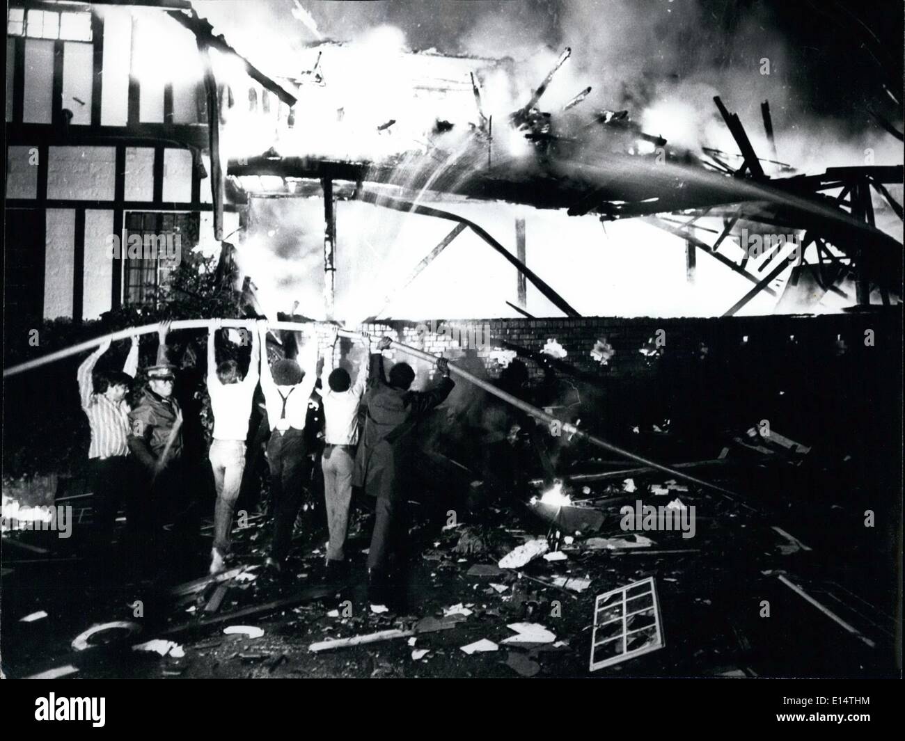 Abril 18, 2012 - Nairobi Kenya: civiles y bomberos se unen para tratar de extinguir las llamas, que arrasaron los escombros del Hotel Norfolk, Nairobi, tarde en la víspera de Año Nuevo y temprano el día de Año Nuevo después de una explosión masiva arruinado el 68 año viejo edificio. Créditos: Camerapix Foto de stock