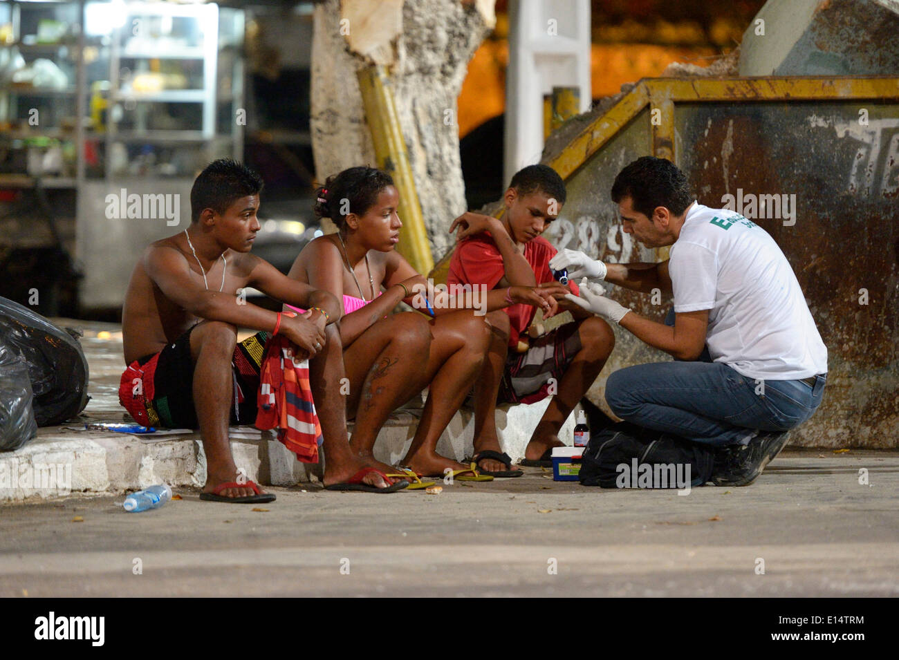 Trabajador social apoyando a los niños de la calle, Fortaleza, Ceará, Brasil Foto de stock
