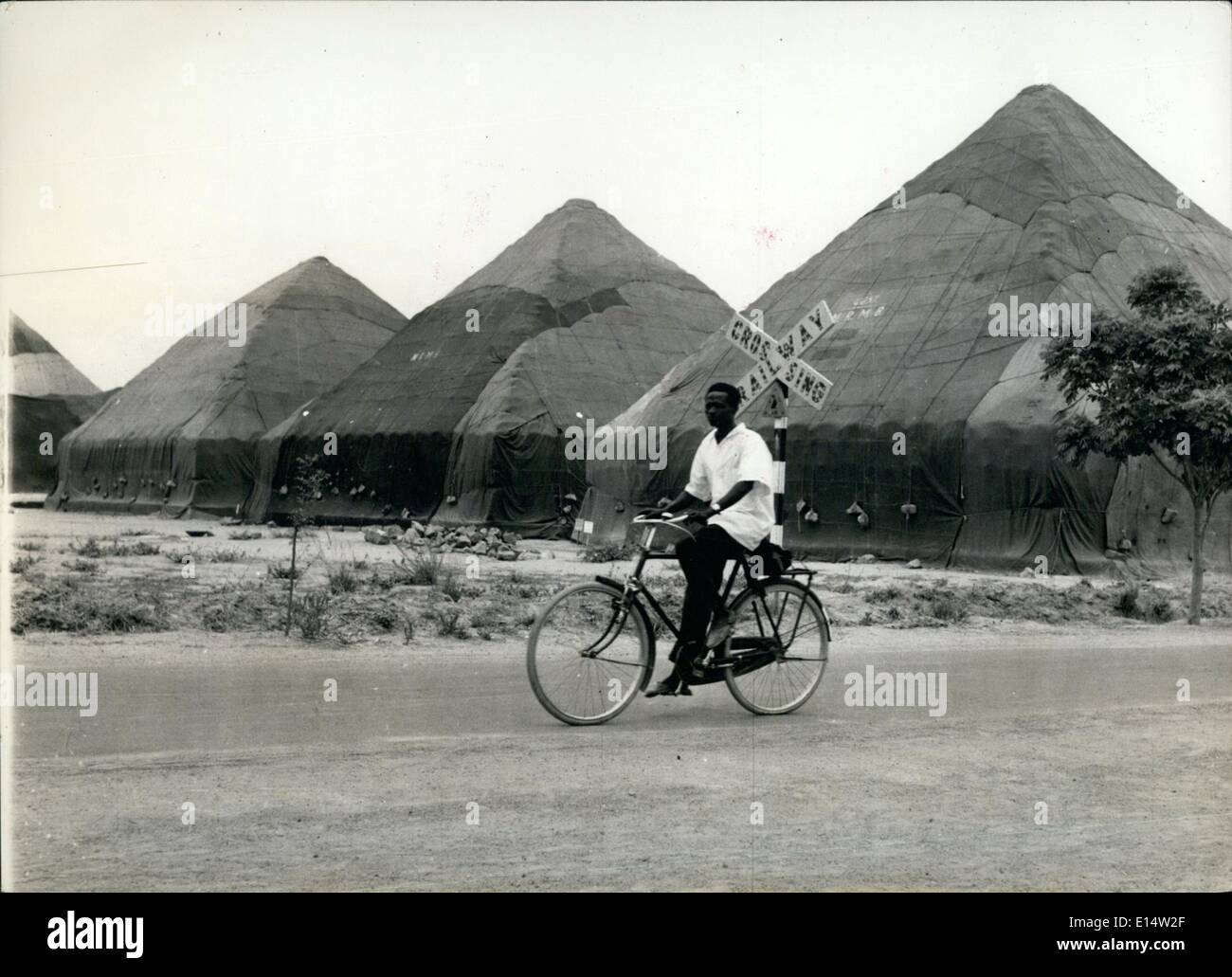 Abril 18, 2012 - ''Bancos de Nigeria'' : Algunas de las numerosas pirámides de cacahuetes - cacahuetes a la Occidental - que son la base de un importante producto de exportación. Foto de stock