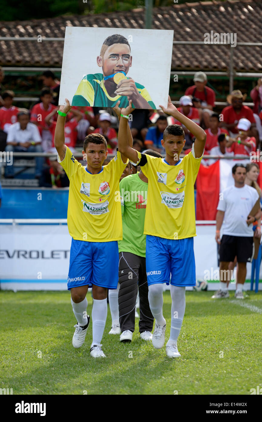 Entrada del equipo brasileño con una imagen de un compañero asesinado recientemente, los niños de la calle Copa del Mundo 2014, Rio de Janeiro. Foto de stock